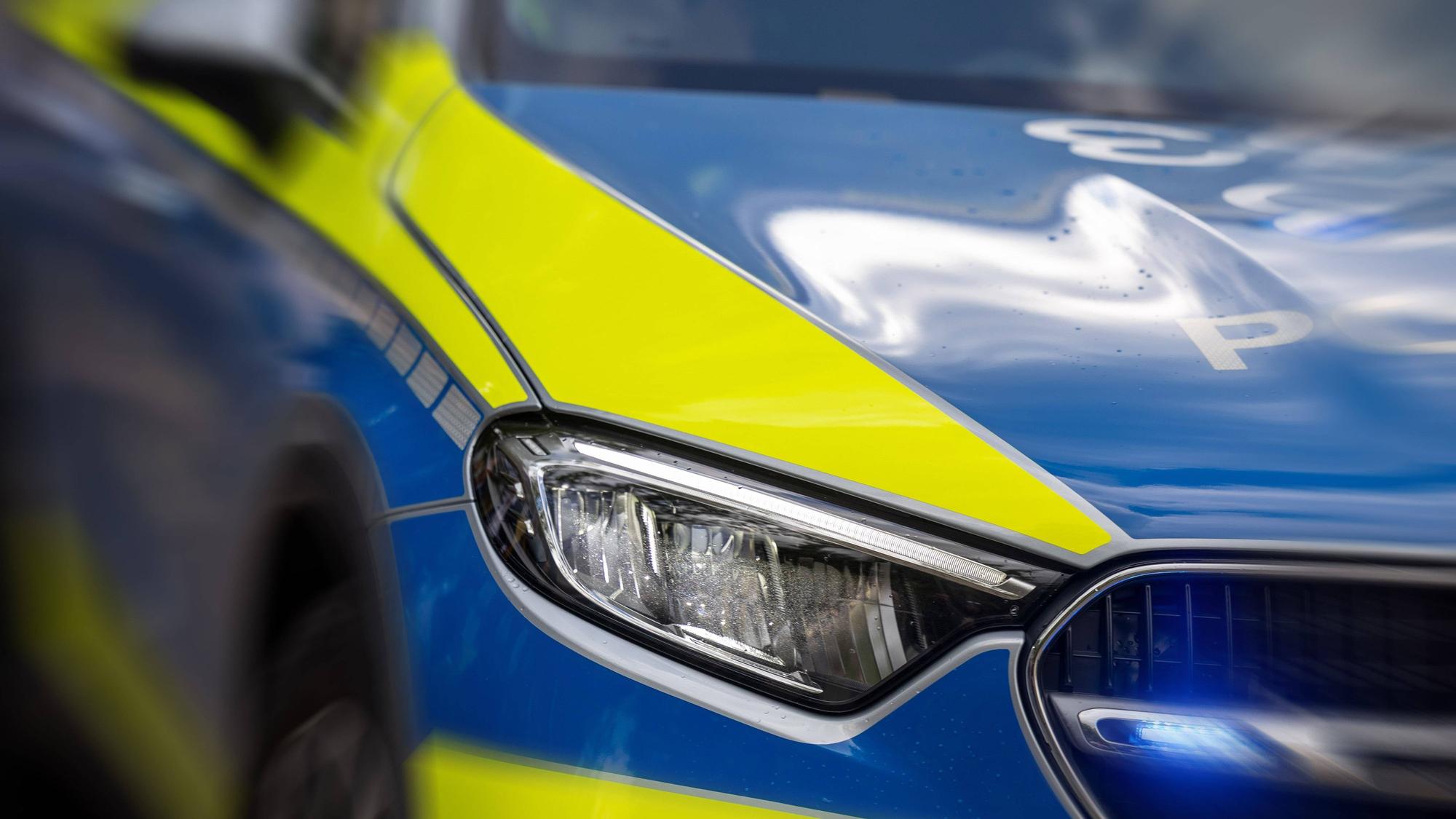 Einsatzwagen der Polizei mit Blaulicht.