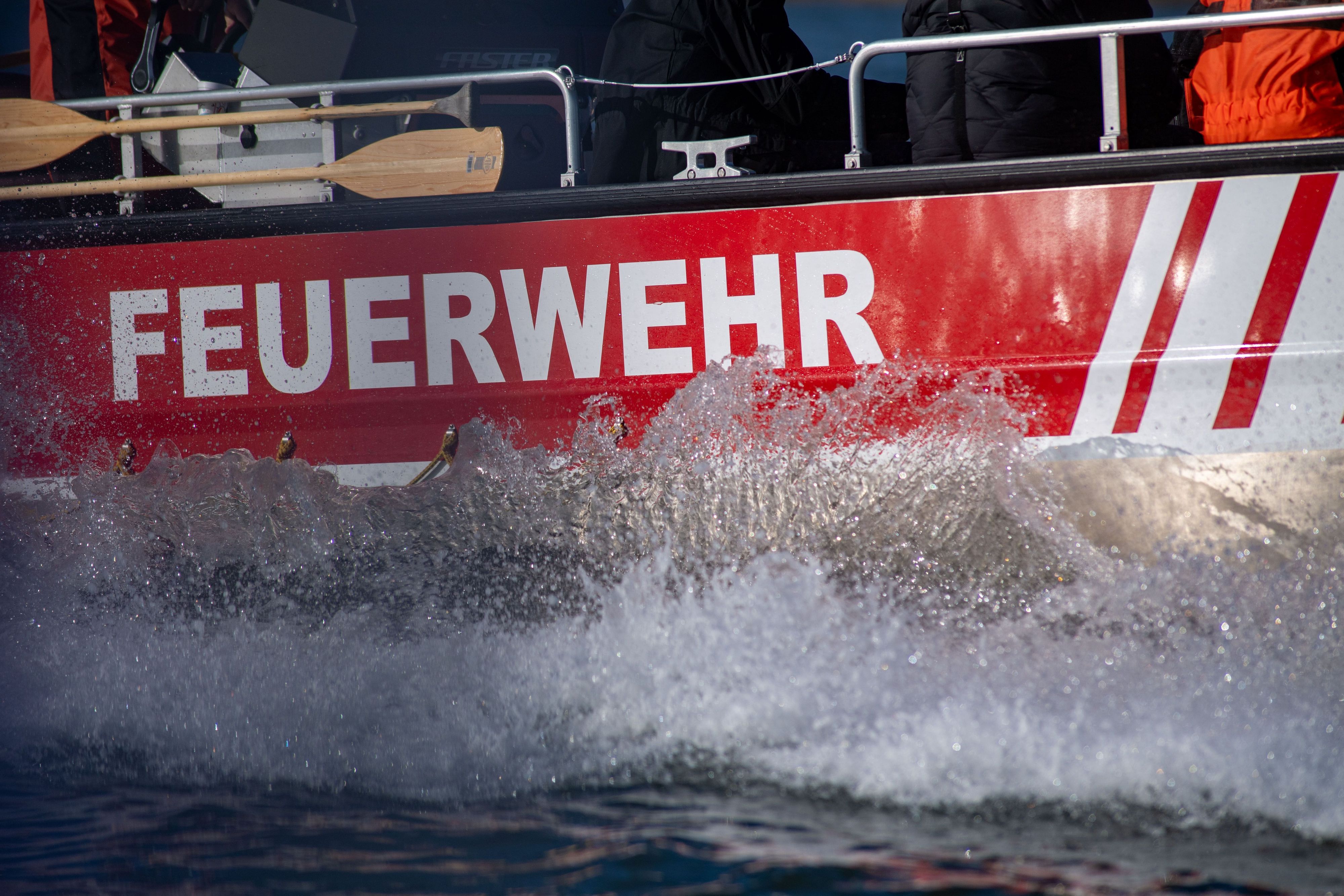Ein Boot der Feuerwehr auf dem Wasser.