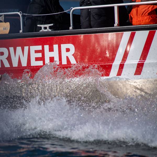 Ein Boot der Feuerwehr auf dem Wasser.