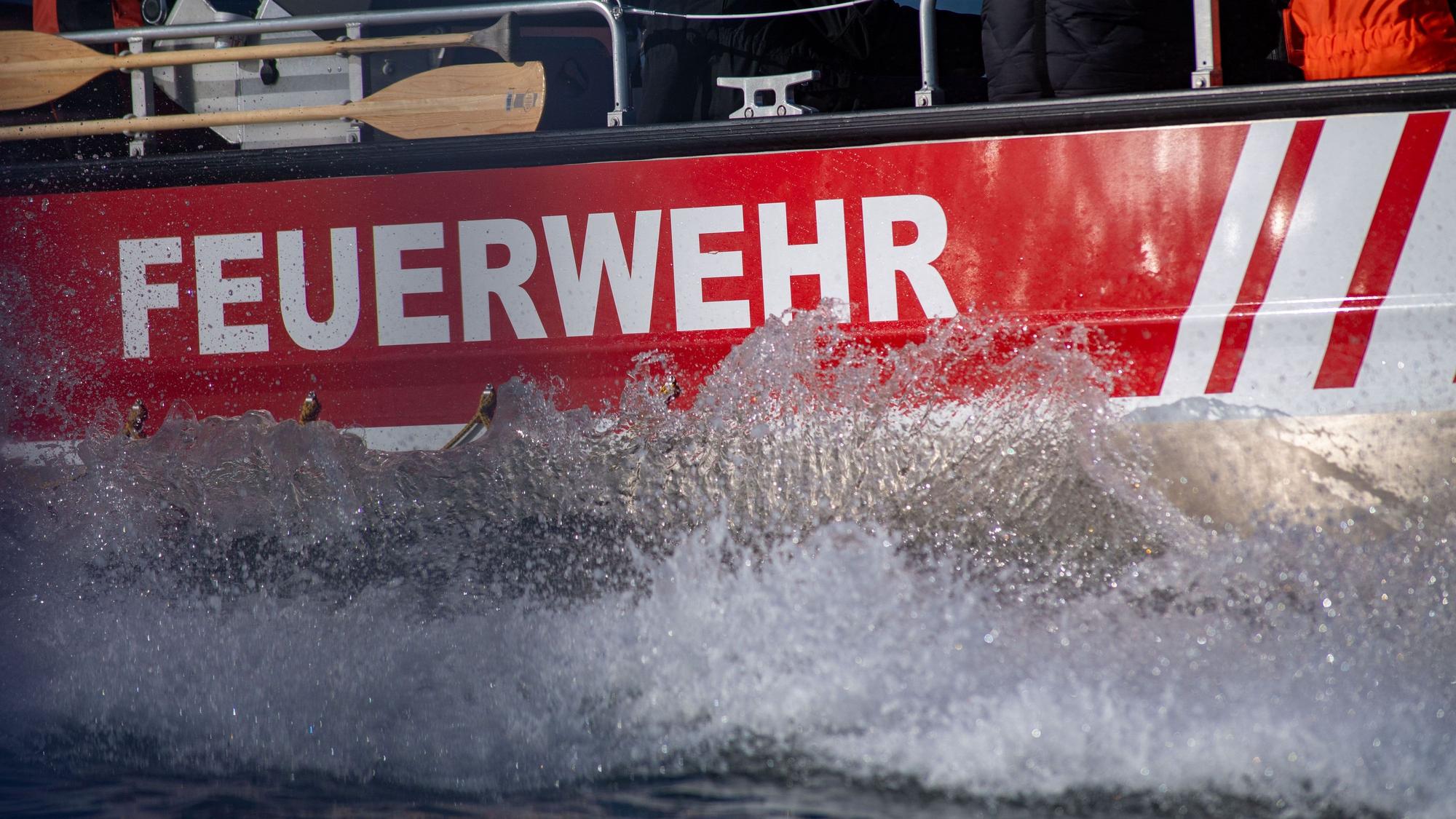 Ein Boot der Feuerwehr auf dem Wasser.