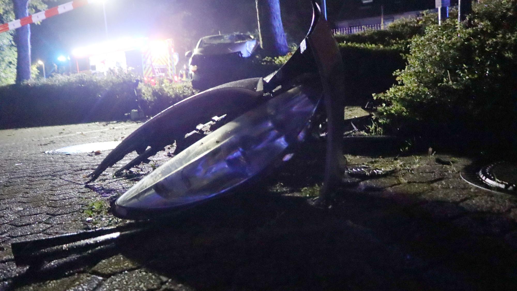 Trümmerteile des Fahrzeugs flogen weit über die Unfallstelle hinaus auf den unterhalb der Straße liegenden angrenzenden Parkplatz.