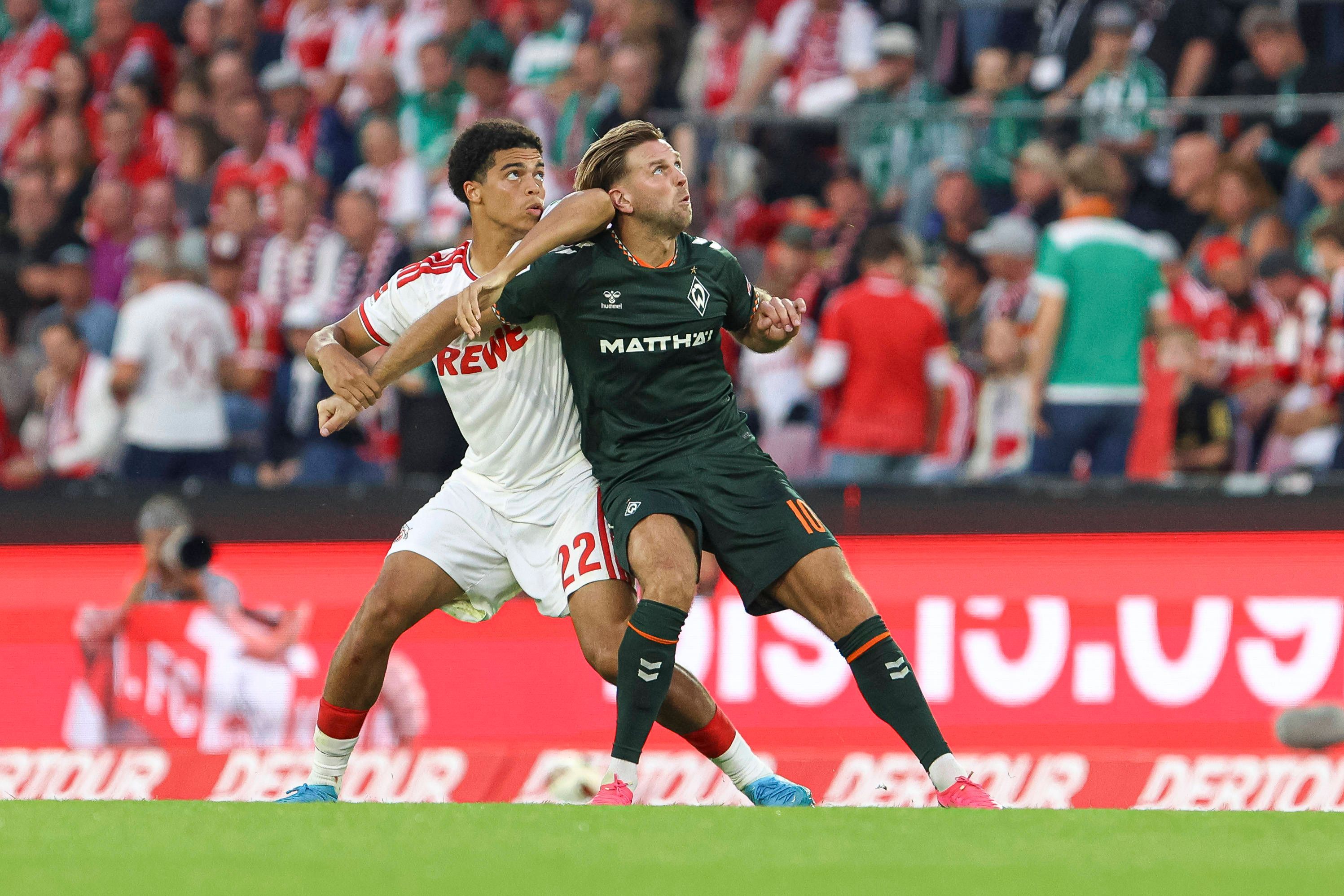 Jahmai Simpson-Pusey 1. FC Koeln und Niclas Fuellkrug SV Werder Bremen im Zweikampf waehrend des Spiels der 1. Bundesliga zwischen 1. FC Koeln und SV Werder Bremen, RheinEnergieStadion am 12. September 2026 in Koeln, Deutschland. Foto von Oliver Kaelke/DeFodi Images  Jahmai Simpson-Pusey 1. FC Koeln und Niclas Fuellkrug SV Werder Bremen battle for the ball during the Bundesliga match between 1. FC Koeln and SV Werder Bremen at RheinEnergieStadion on September 12, 2026 in Cologne, Germany. Photo by Oliver Kaelke/DeFodi Images DFB / DFL REGULATIONS PROHIBIT ANY USE OF PHOTOGRAPHS AS IMAGE SEQUENCES AND/OR QUASI-VIDEO. Photo by Oliver Kaelke/DeFodi Images - *** Jahmai Simpson Pusey of 1. FC Köln and Niclas Füllkrug of SV Werder Bremen battle for the ball during the Bundesliga match between 1. FC Köln and SV Werder Bremen at RheinEnergieStadion on September 12, 2026, in Cologne, Germany Photo by Oliver Kaelke, DeFodi Images Jahmai Simpson Pusey of 1. FC Köln and Niclas Füllkrug of SV Werder Bremen battle for the ball during the Bundesliga match between 1. FC Köln and SV Werder Bremen at RheinEnergieStadion on September 12, 2026 in Cologne, Germany. Photo by Oliver Kaelke, DeFodi Images. DFB and DFL regulations prohibit any use of photographs as image sequences and/or quasi-video. Photo by Oliver Kaelke, DeFodi Images