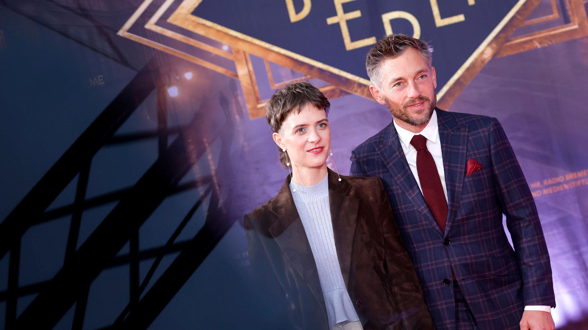 Schauspielerin Liv Lisa Fries und Schauspieler Volker Bruch bei der NRW-Premiere im Open Air Kino im Rheinauhafen.