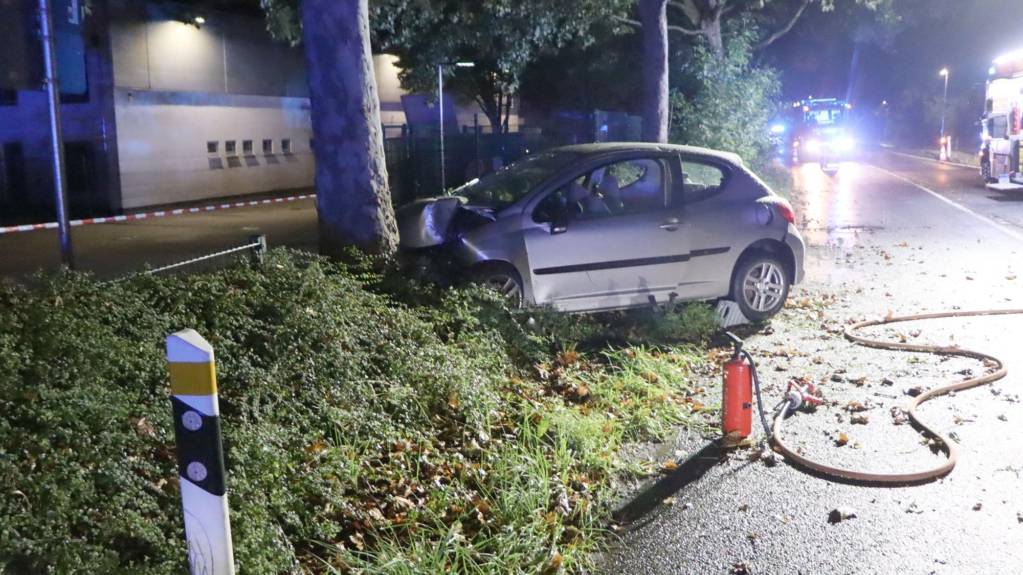 Der Wagen geriet aus noch nicht geklärter Ursache gegen einen Baum am Straßenrand.