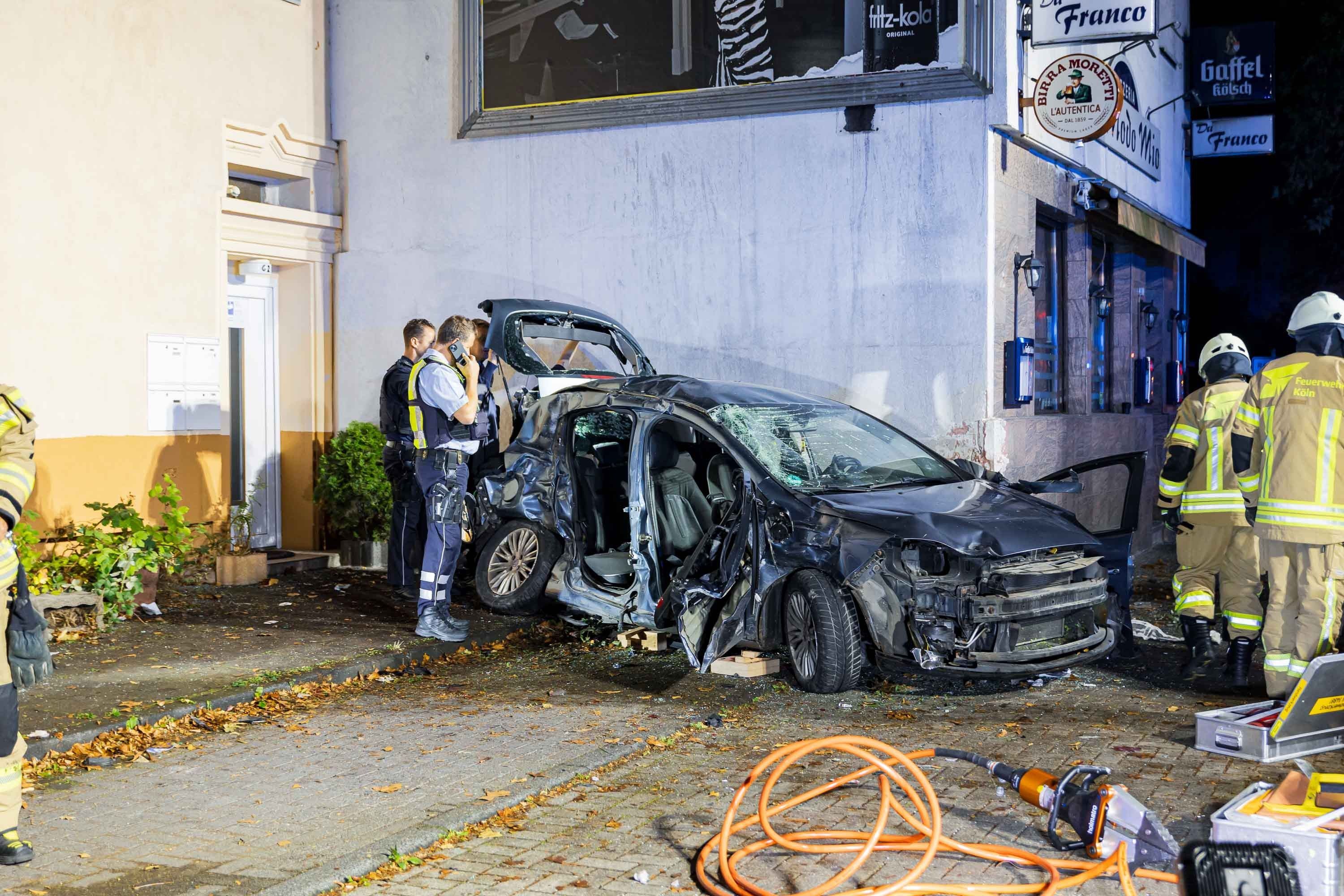 Am Samstag, dem 12.09.2026, ist gegen 1.15 Uhr auf der Rösrather Straße ein Fiat Bravo von der Straße abgekommen und erst gegen einen geparkten Pkw und dann gegen eine Hausfassade gekracht.