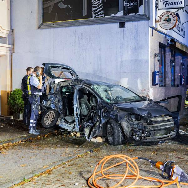 Am Samstag, dem 12.09.2026, ist gegen 1.15 Uhr auf der Rösrather Straße ein Fiat Bravo von der Straße abgekommen und erst gegen einen geparkten Pkw und dann gegen eine Hausfassade gekracht.