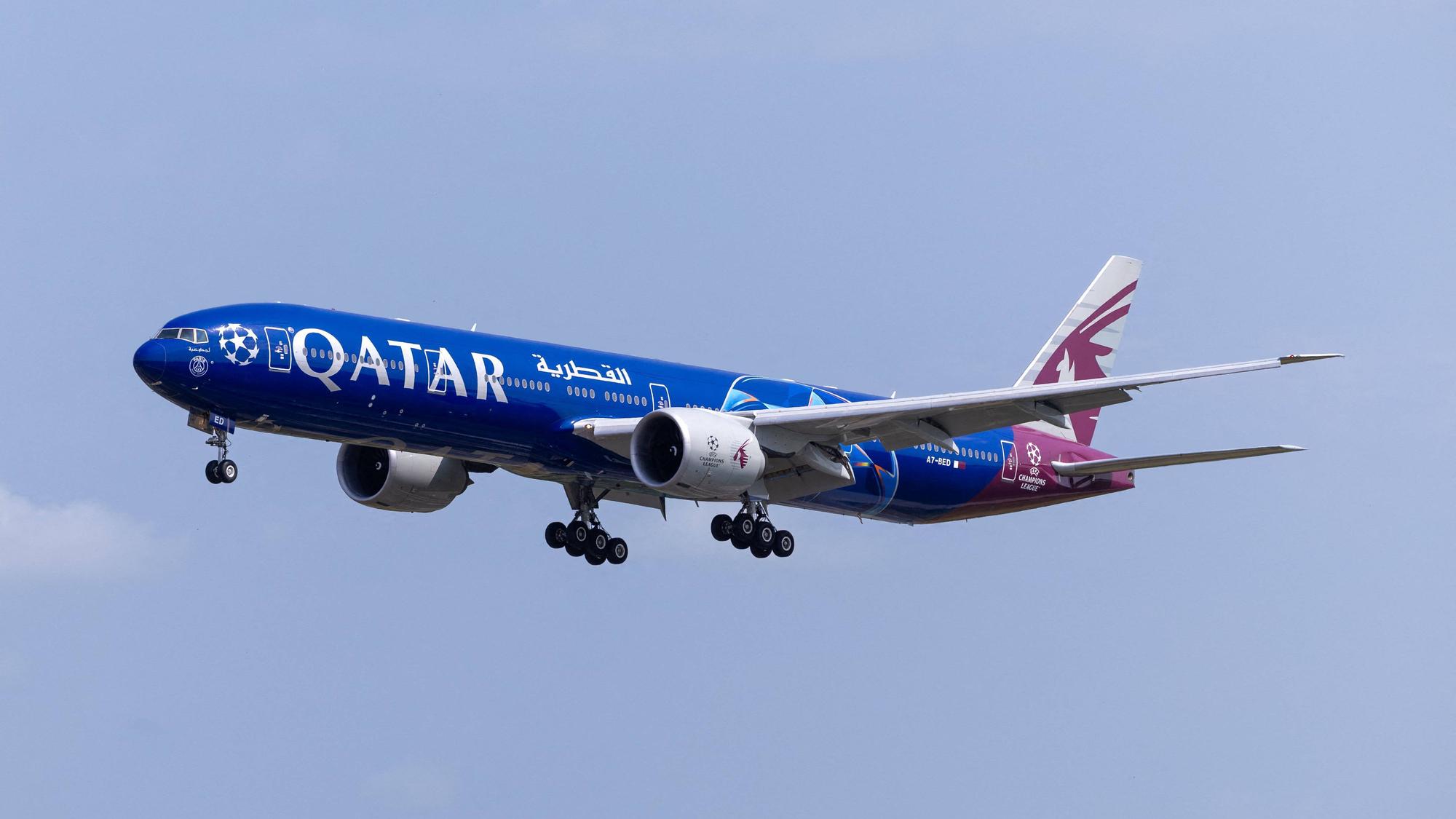 Eine Boeing 777-300ER in der Luft.
