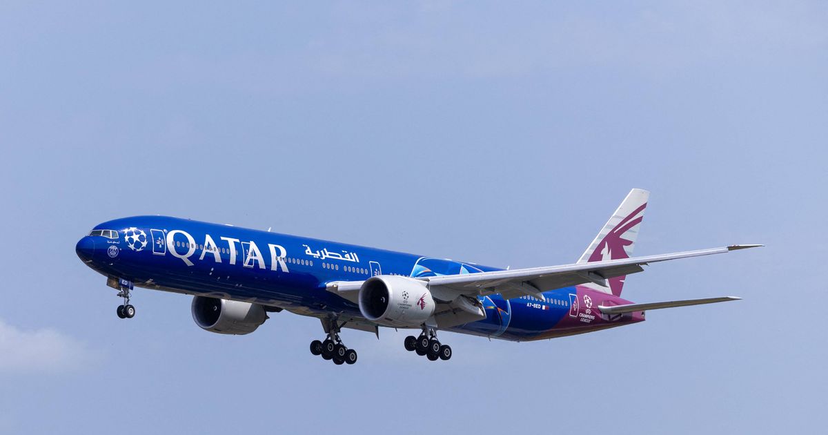 Panik in Boeing 777: Randalierer drohen an Bord mit Waffe – Männer mit ...