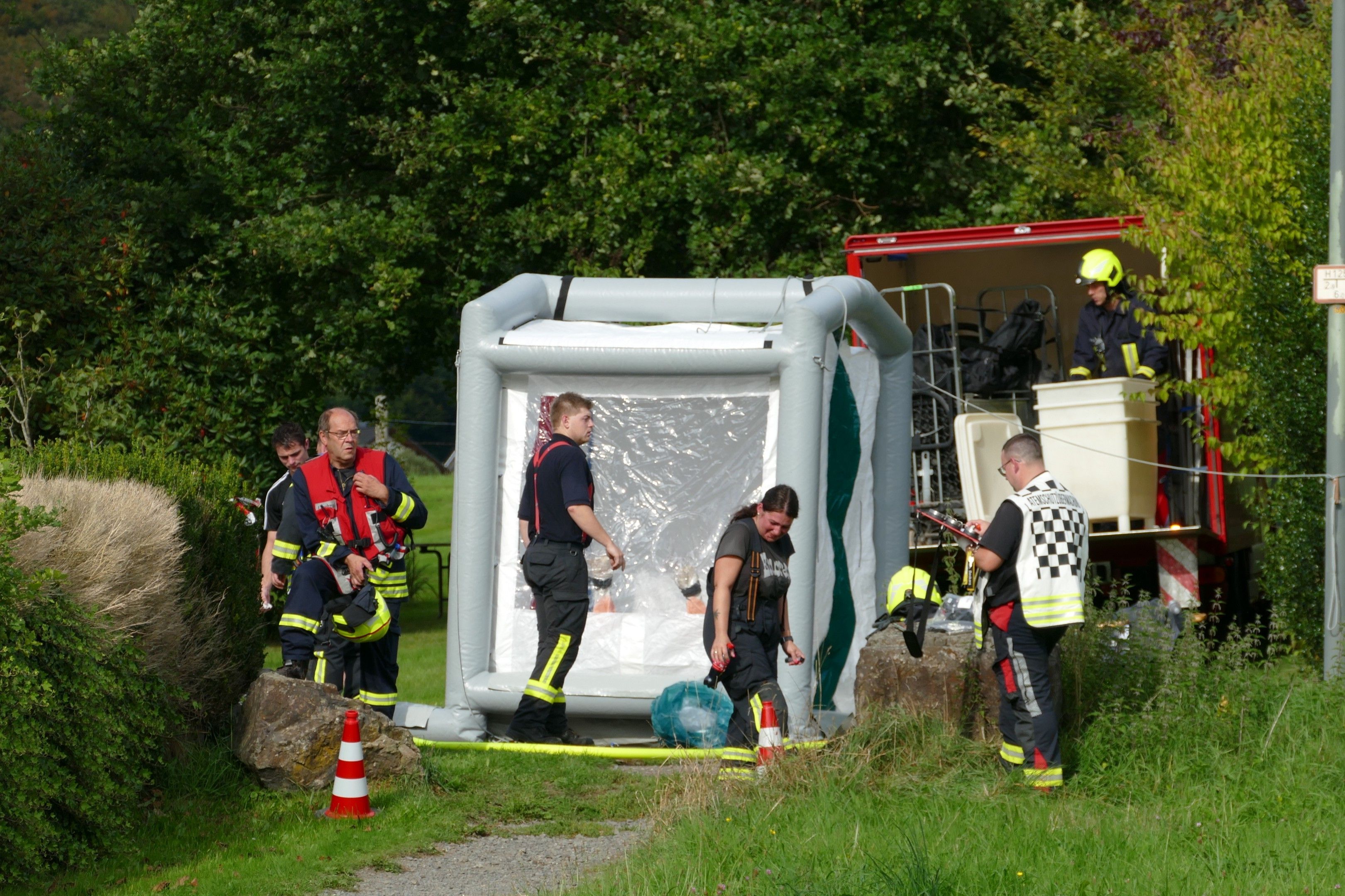 Die Feuerwehr errichtete einen sogenannten Dekontaminationsplatz, damit sich die Kameraden umziehen konnten.