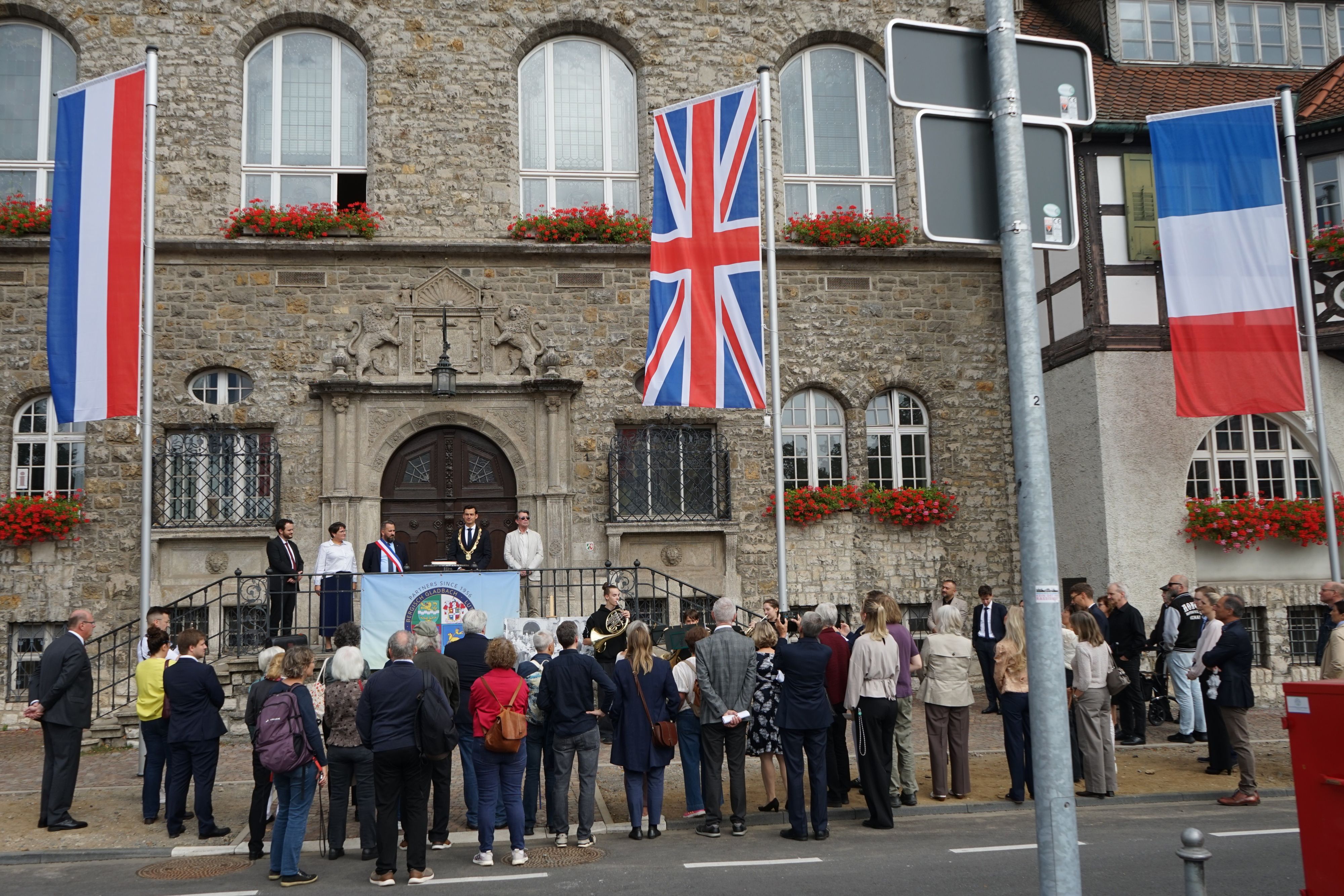 Das Foto zeigt das Rathaus von Bergisch Gladbach mit den Flaggen der Nachbarländer.