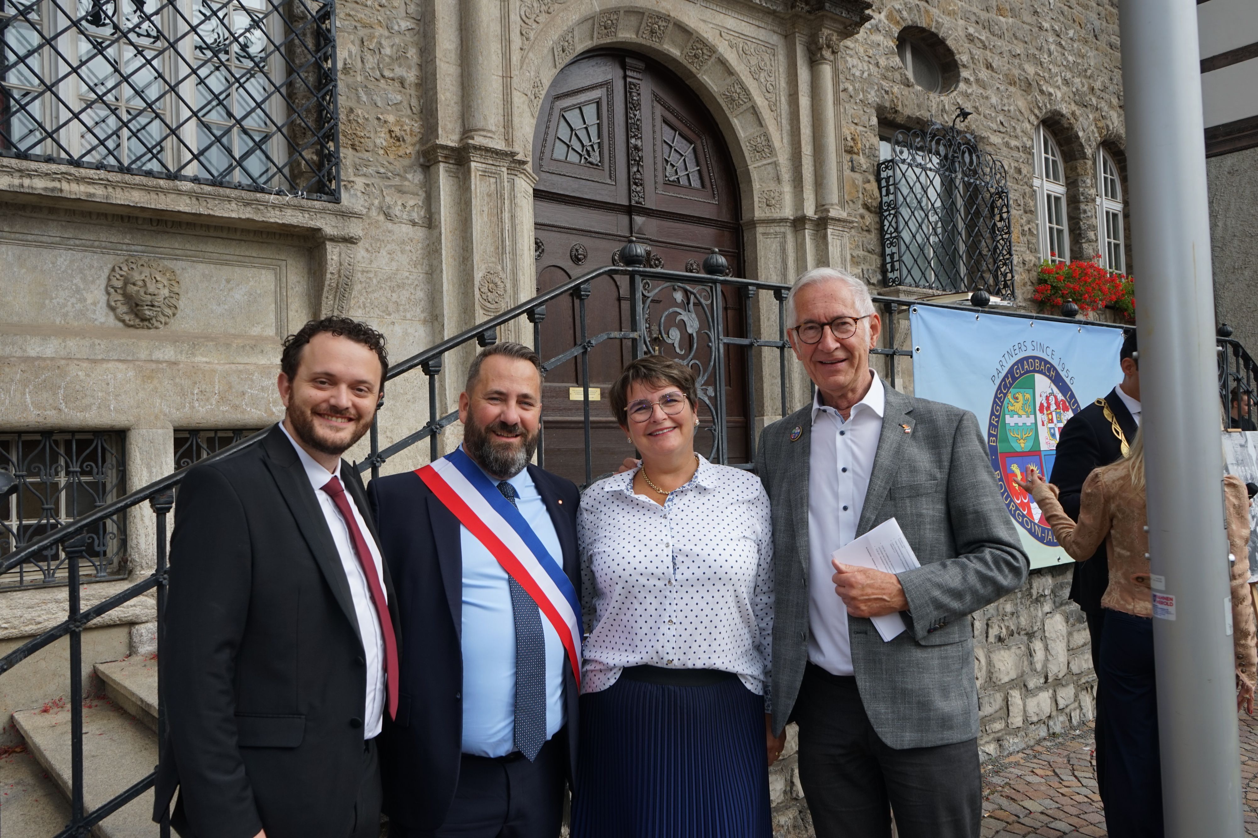 Das Foto zeigt Vertreter der Partnerstädte vor dem Rathaus
