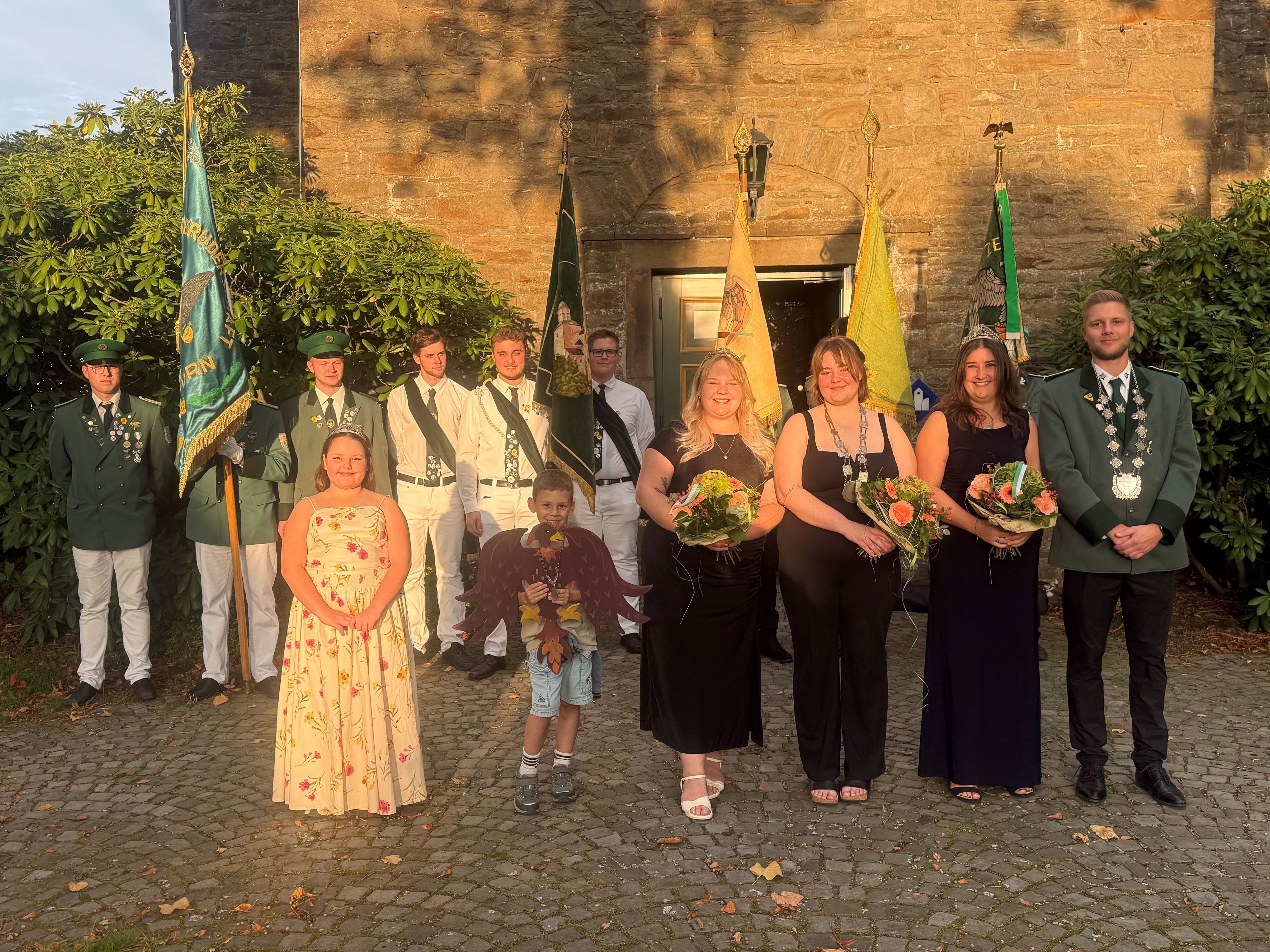 Gruppenfoto der neuen Majestäten.