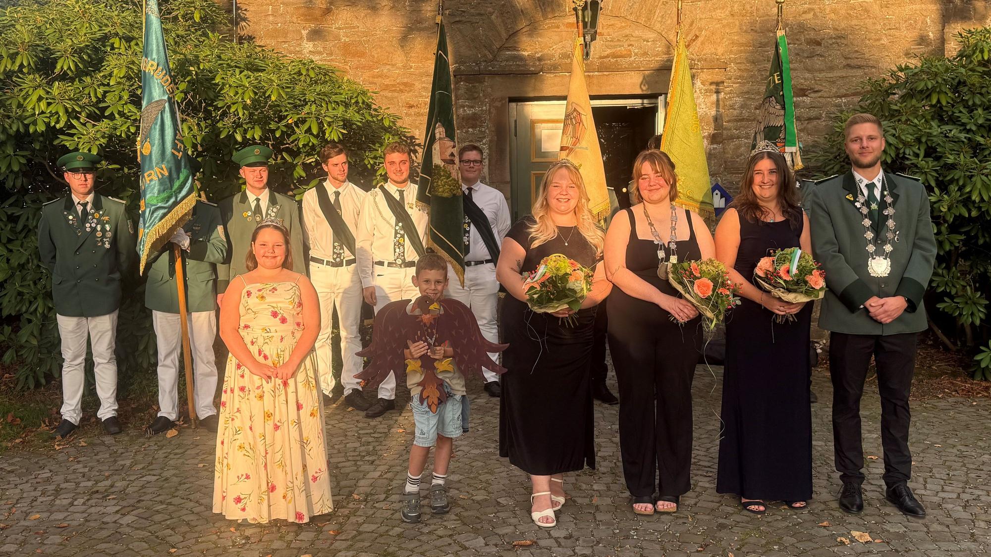 Gruppenfoto der neuen Majestäten.