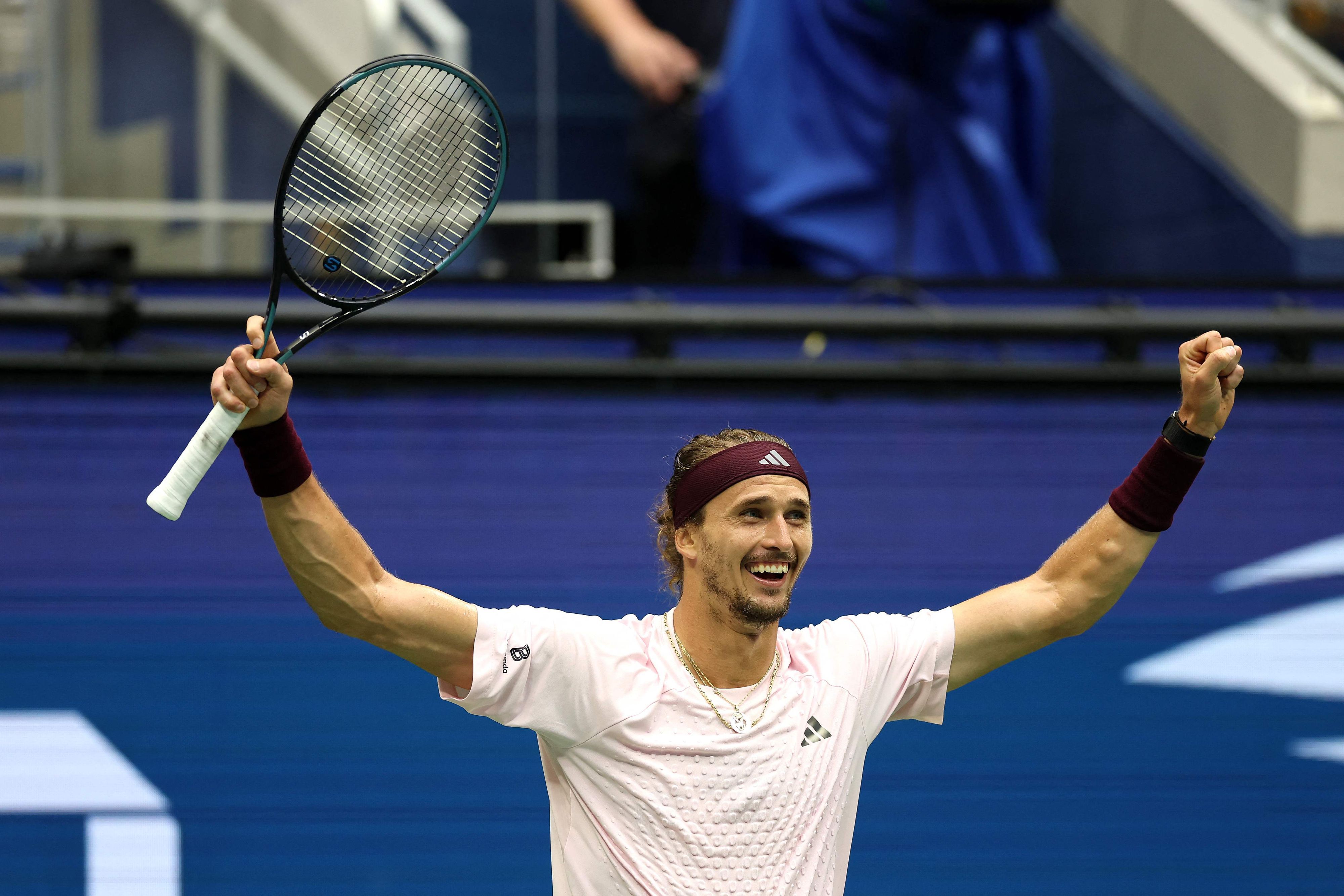 Alexander Zverev jubelt und streckt die Arme nach oben.