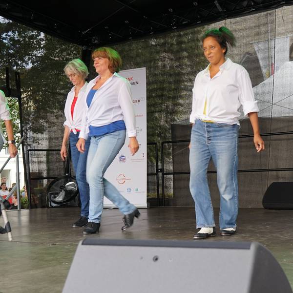 Vier Tänzerinnen auf der Bühne
