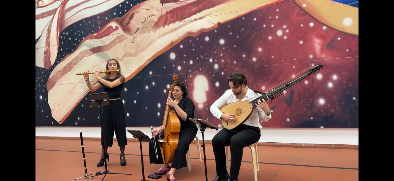 In den musikalischen Interventionen verbindet sich Klang mit Kunst.