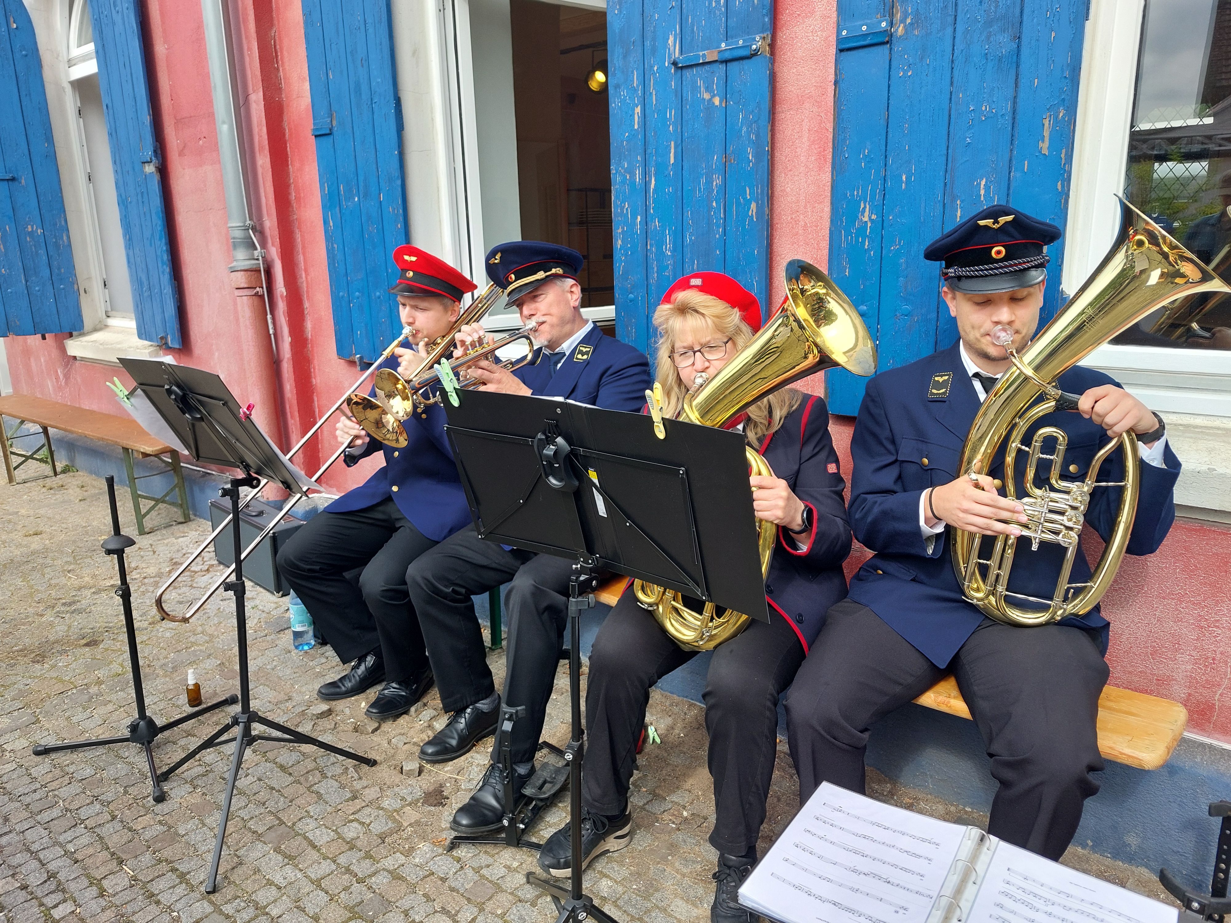 Bläserfamilie Kowalski ließ musikalisch die Dampflok vorfahren.