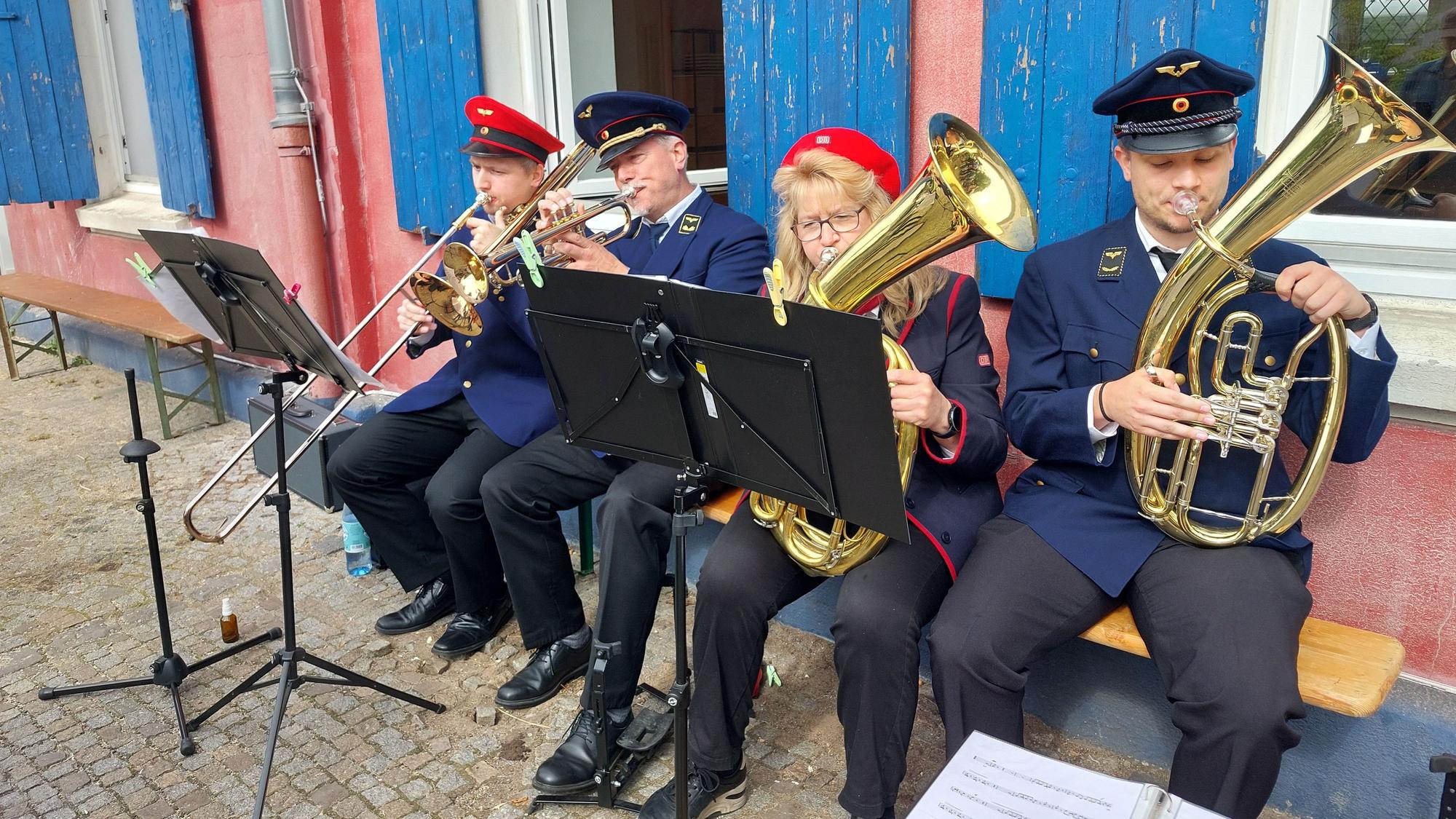 Bläserfamilie Kowalski ließ musikalisch die Dampflok vorfahren.