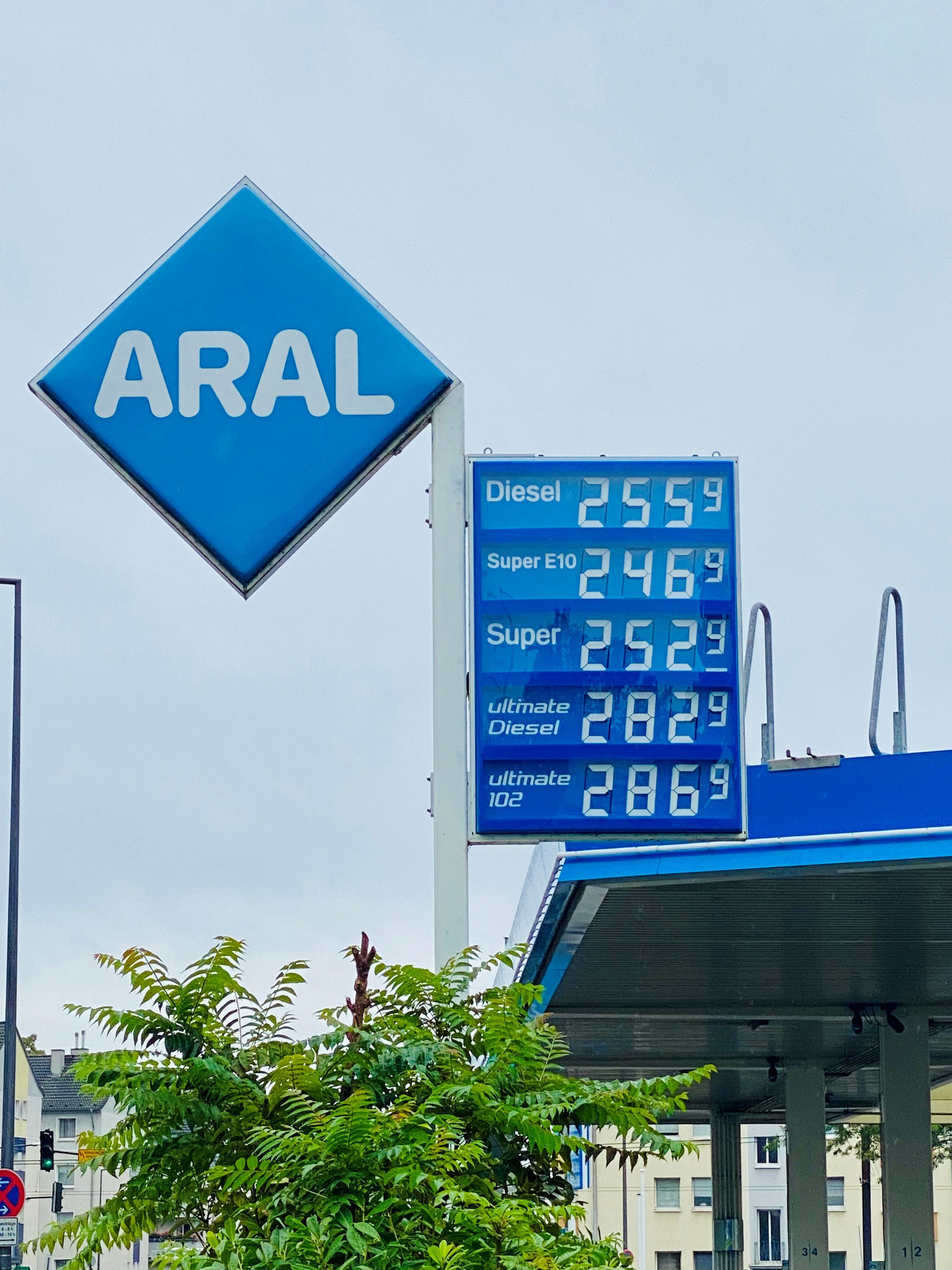 Die Spritpreise zogen am Wochenende auch in Köln kräftig an.