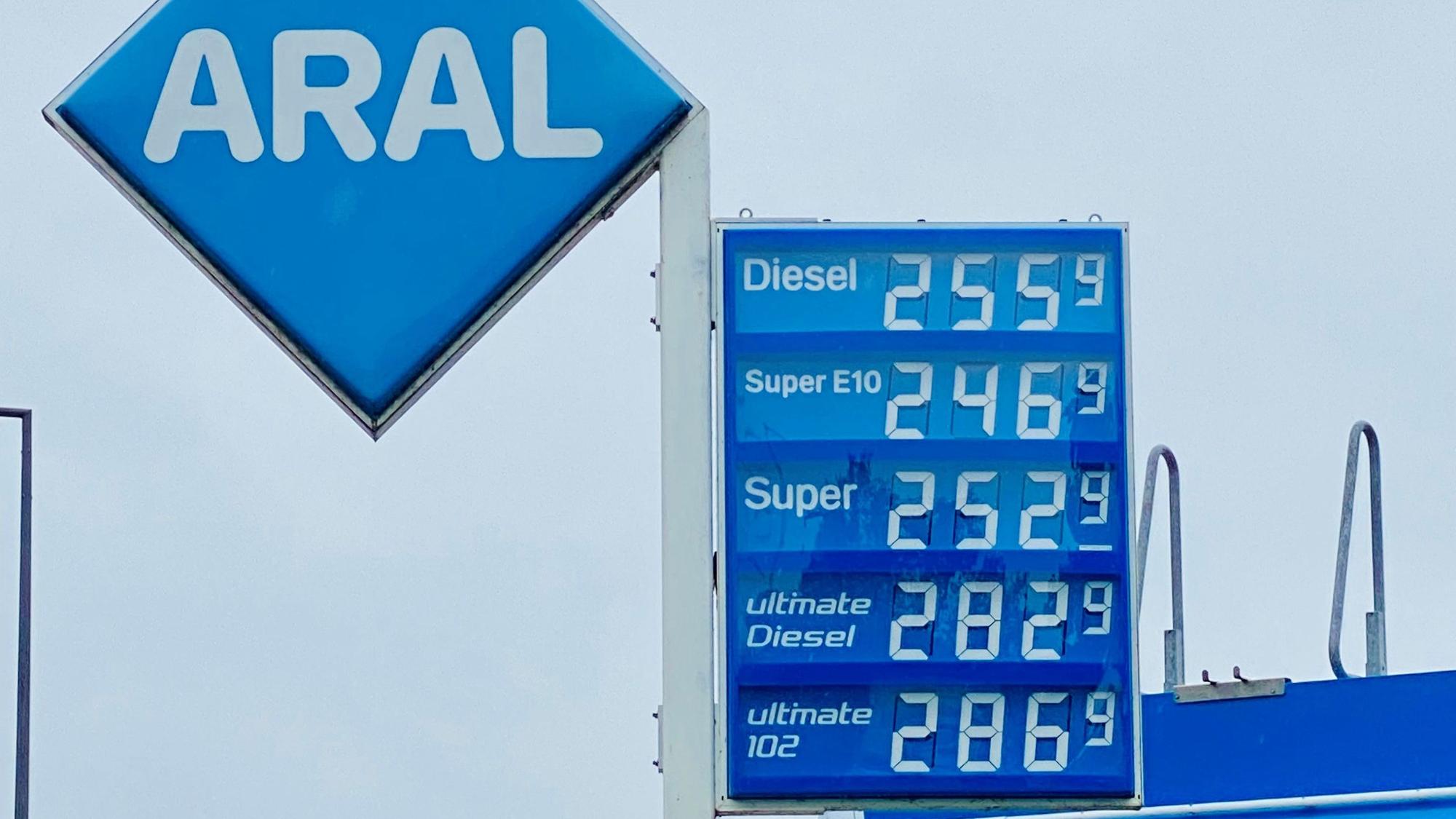 Die Spritpreise zogen am Wochenende auch in Köln kräftig an.