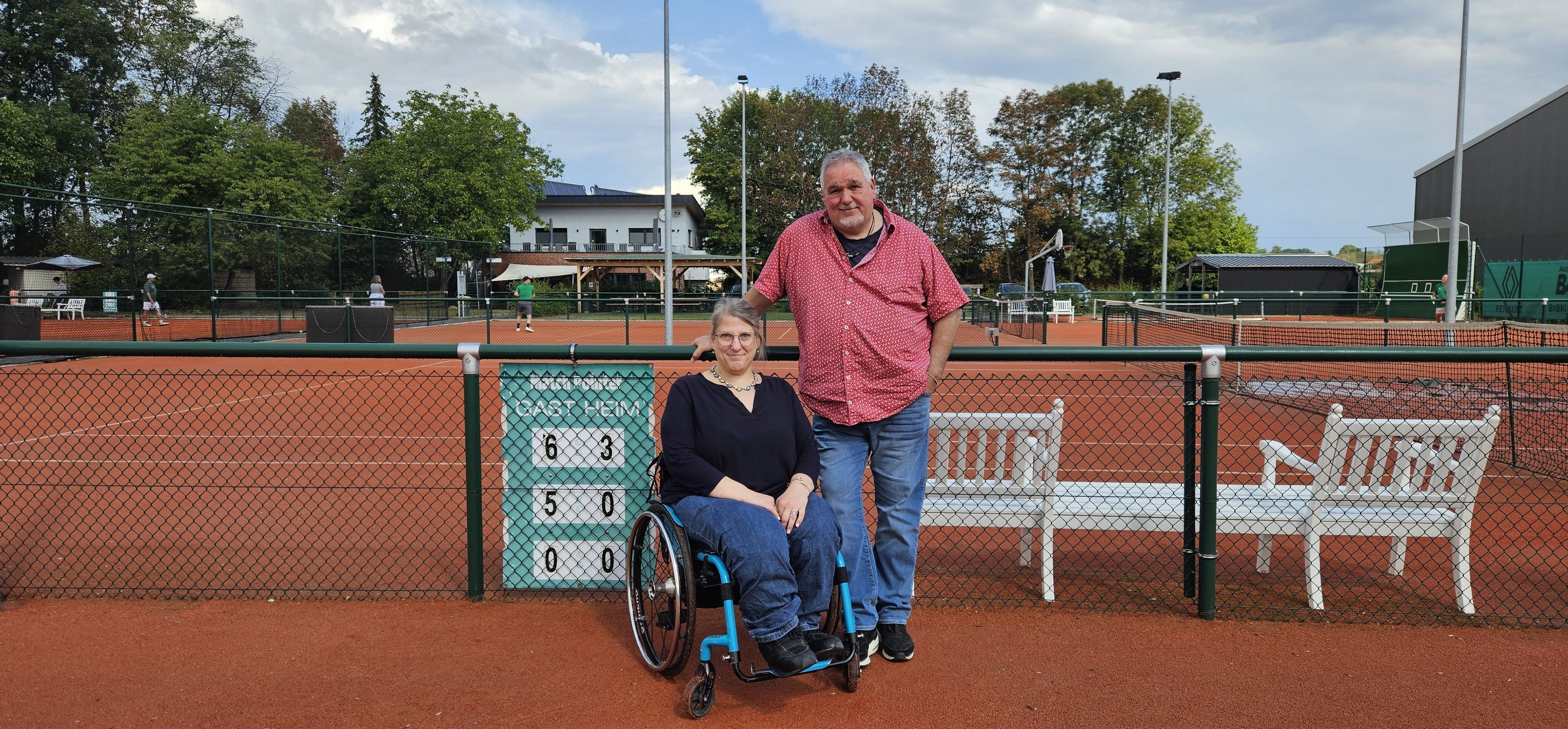Das Foto zeigt die beiden Vereinsmitglieder auf dem Tennisplatz.