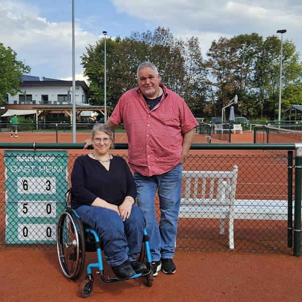 Das Foto zeigt die beiden Vereinsmitglieder auf dem Tennisplatz.