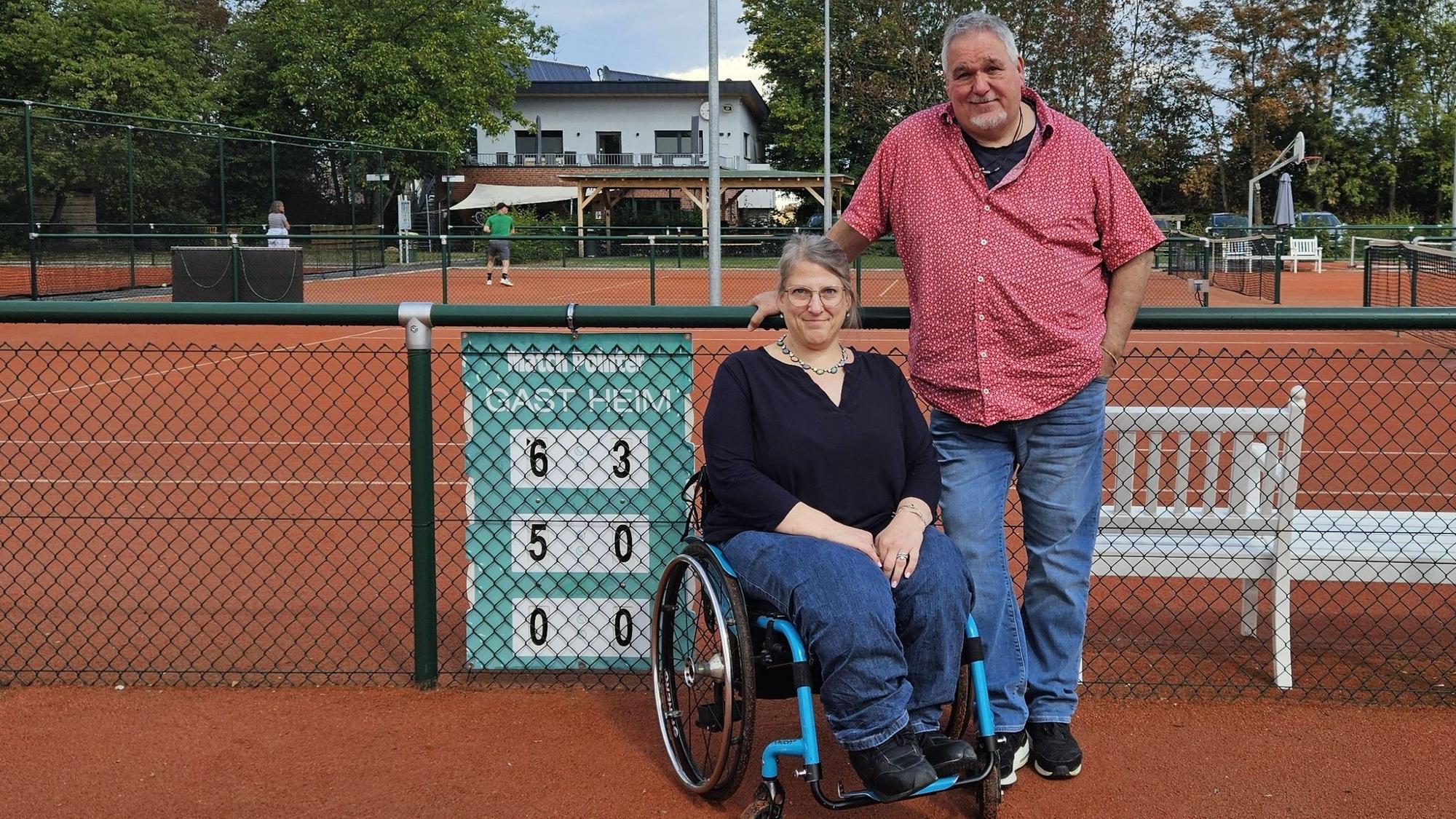 Das Foto zeigt die beiden Vereinsmitglieder auf dem Tennisplatz.