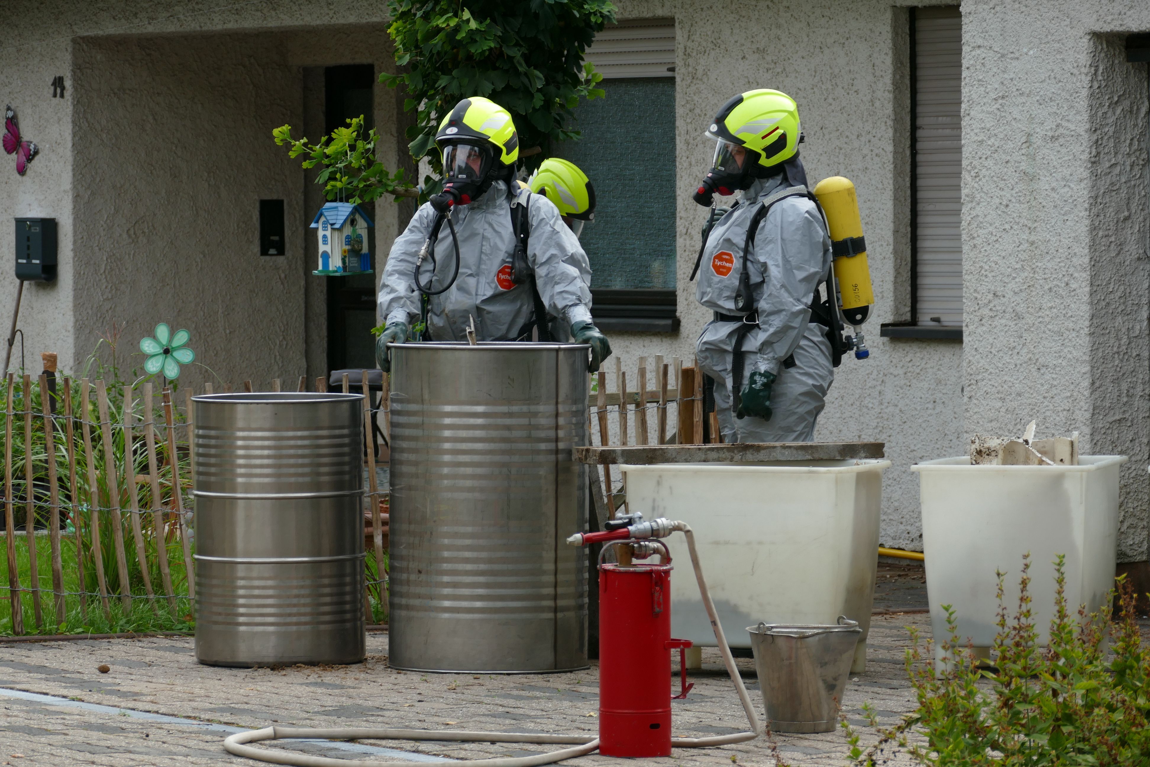 In Schutzanzügen und unter Atemschutz schaufelten die Feuerwehrleute die Lichtschächte leer.