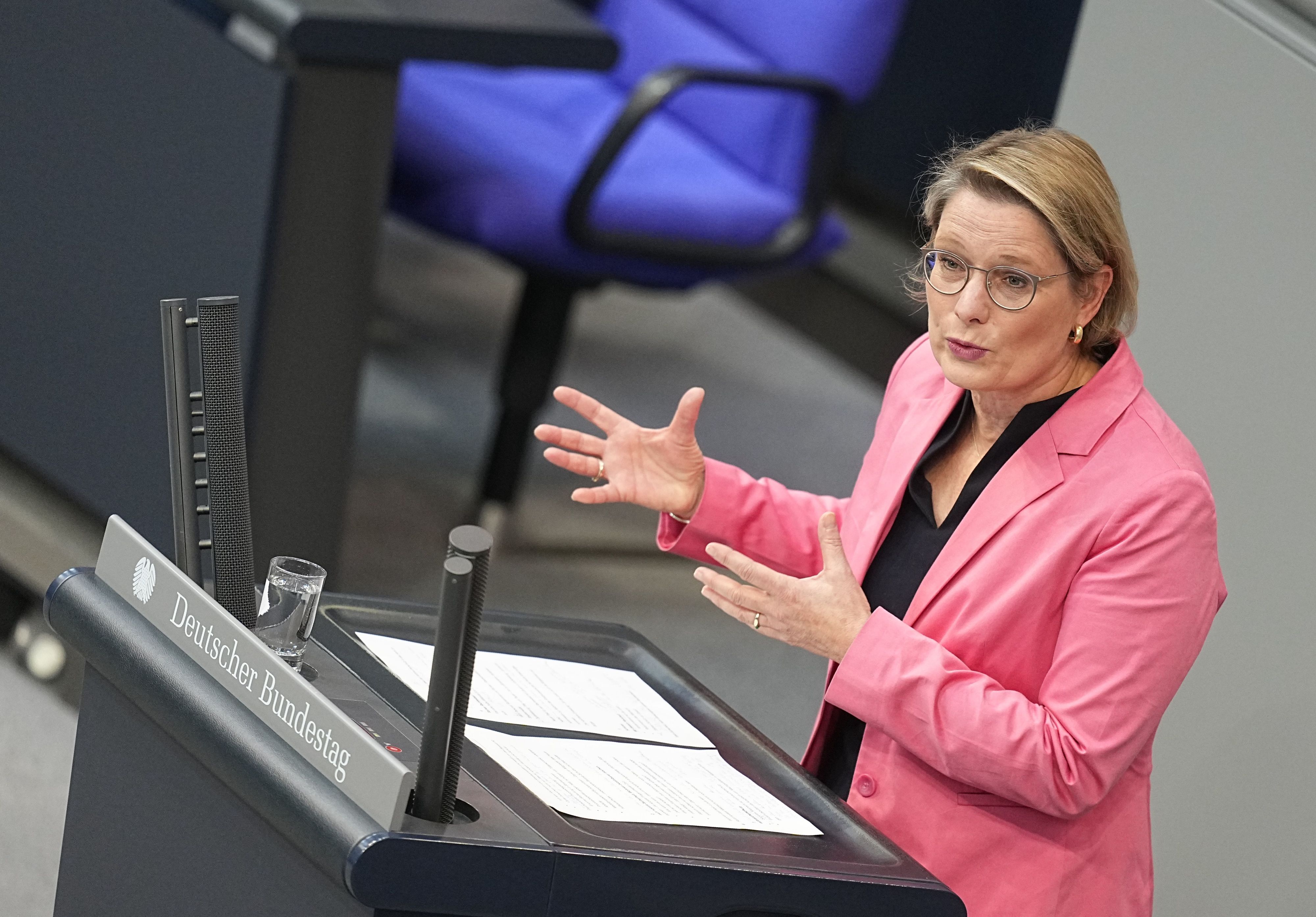 Stefanie Hubig (SPD), Bundesministerin der Justiz und für Verbraucherschutz, spricht im Bundestag. (Archivbild)