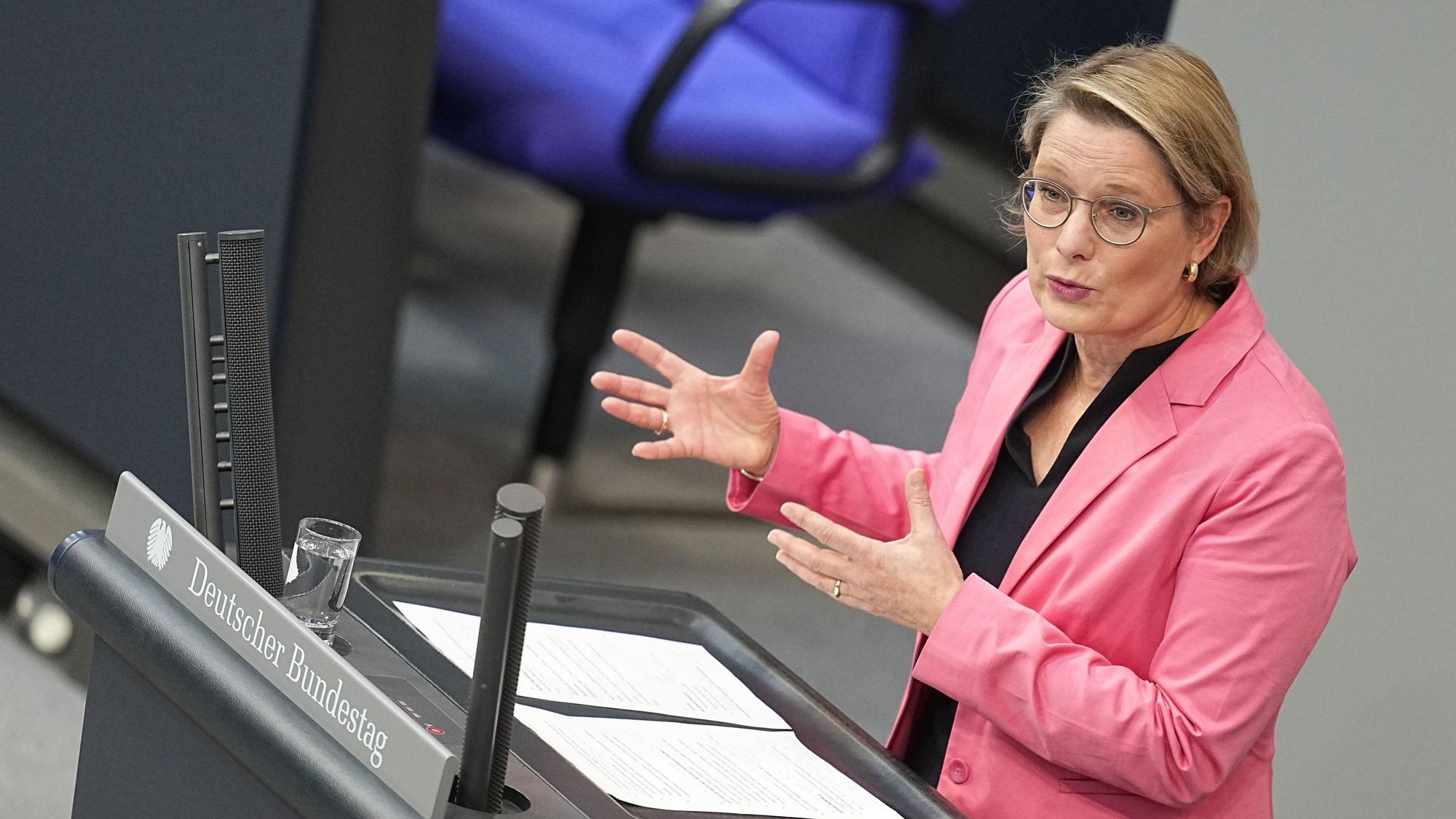 Stefanie Hubig (SPD), Bundesministerin der Justiz und für Verbraucherschutz, spricht im Bundestag. (Archivbild)