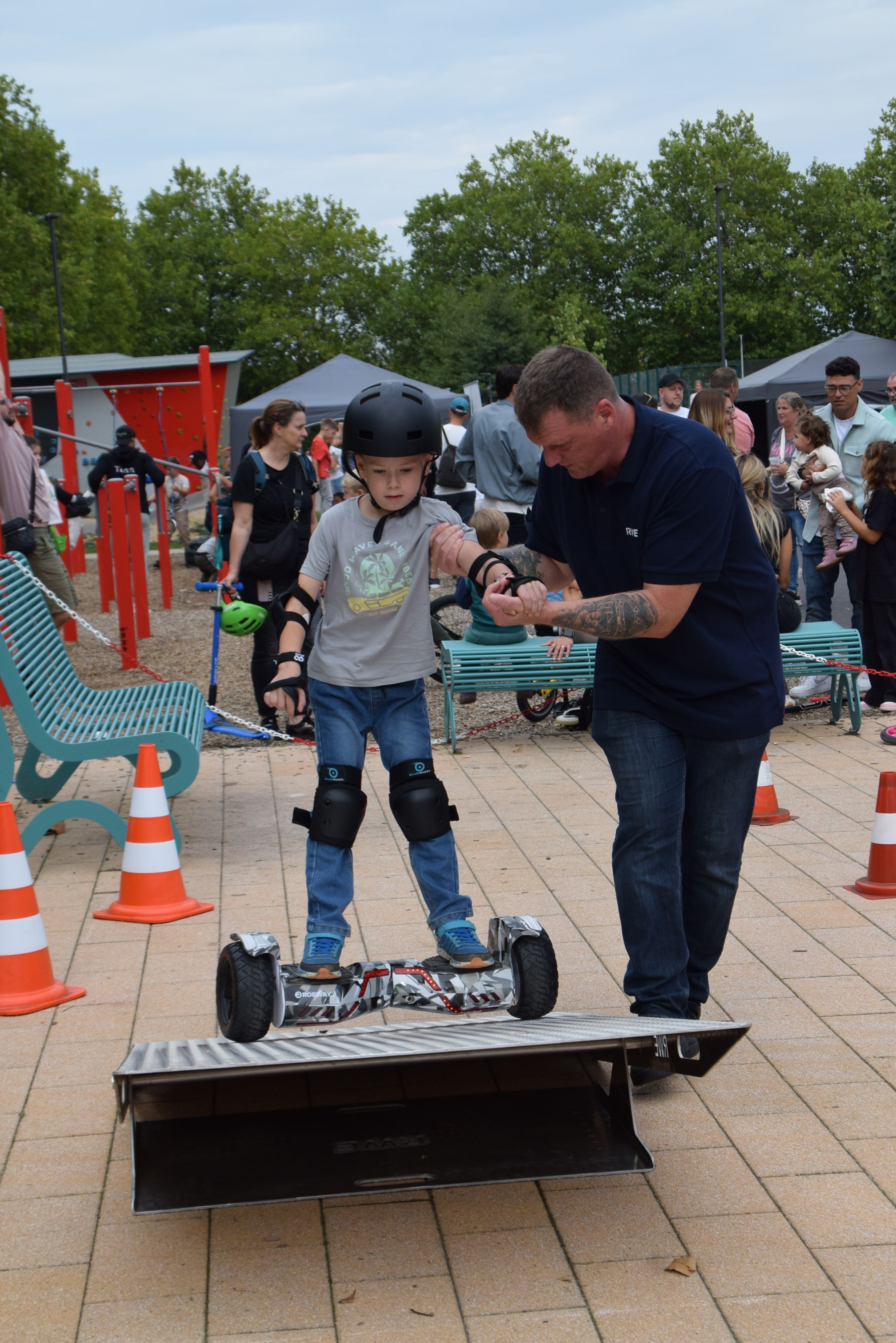 Das Foto zeigt einen Jungen auf dem Parcours mit dem Hoverboard.