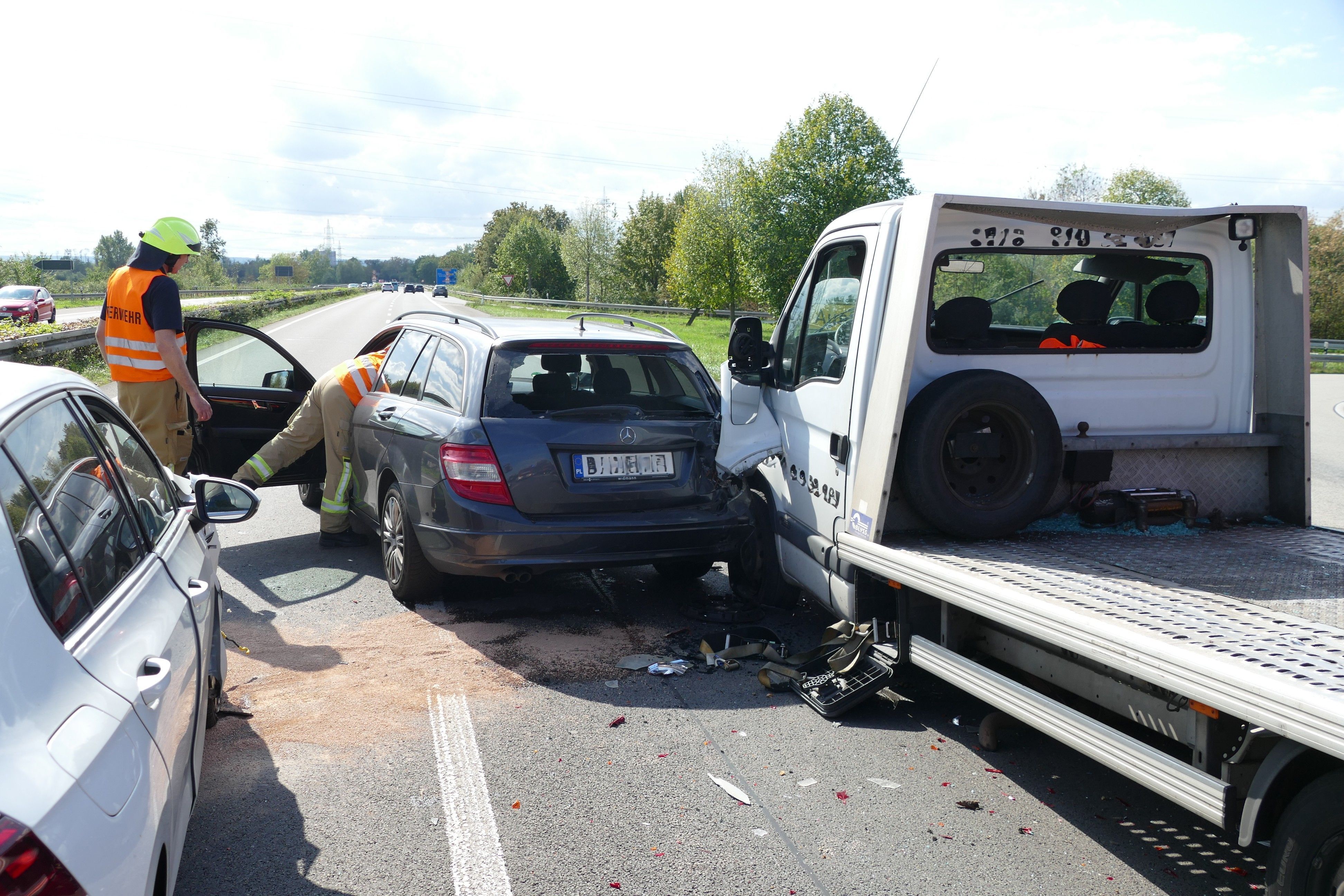 Der Autotransporter war auf den Mercedes gekracht, nachdem der weiße Golf ihm hinten aufgefahren war.