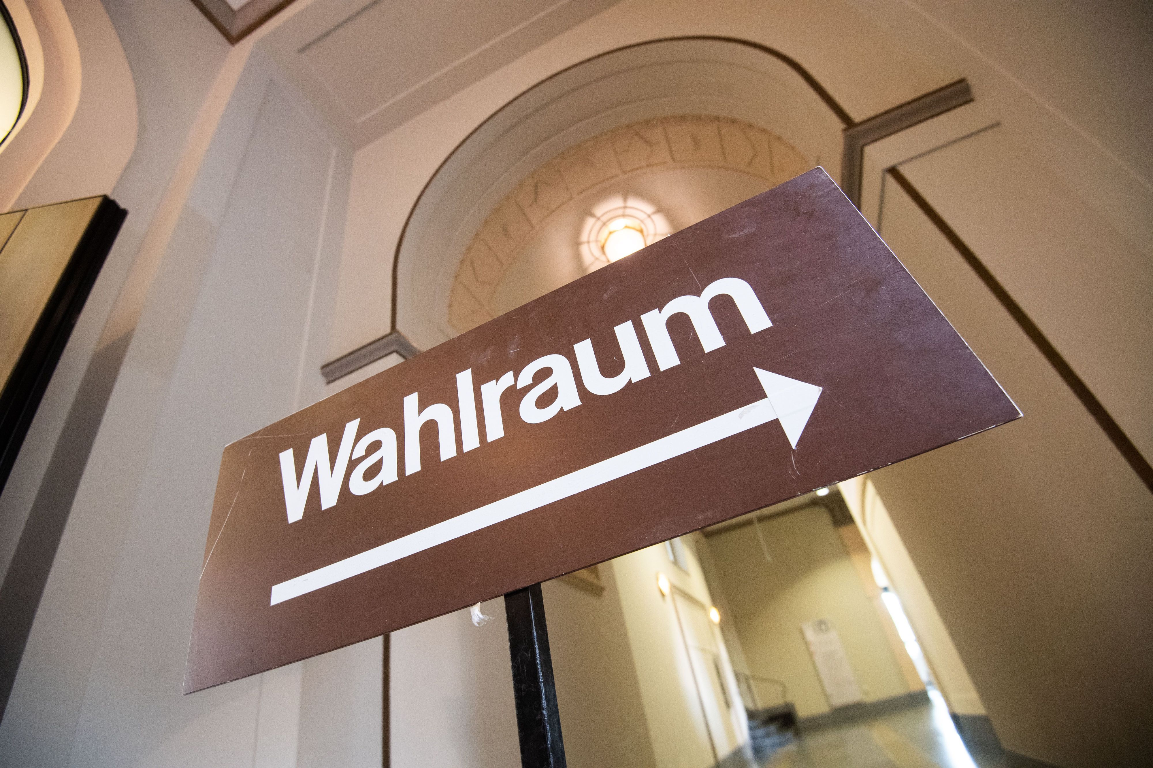 Ein Schild mit der Aufschrift "Wahlraum" steht im Rathaus.