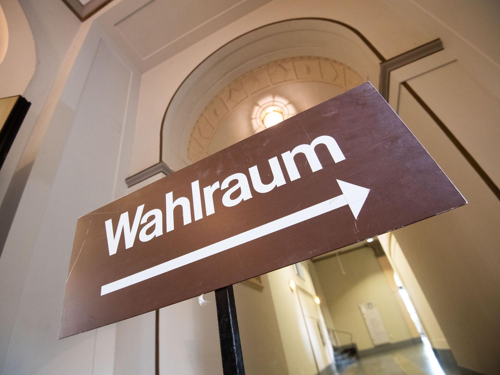 Ein Schild mit der Aufschrift "Wahlraum" steht im Rathaus.