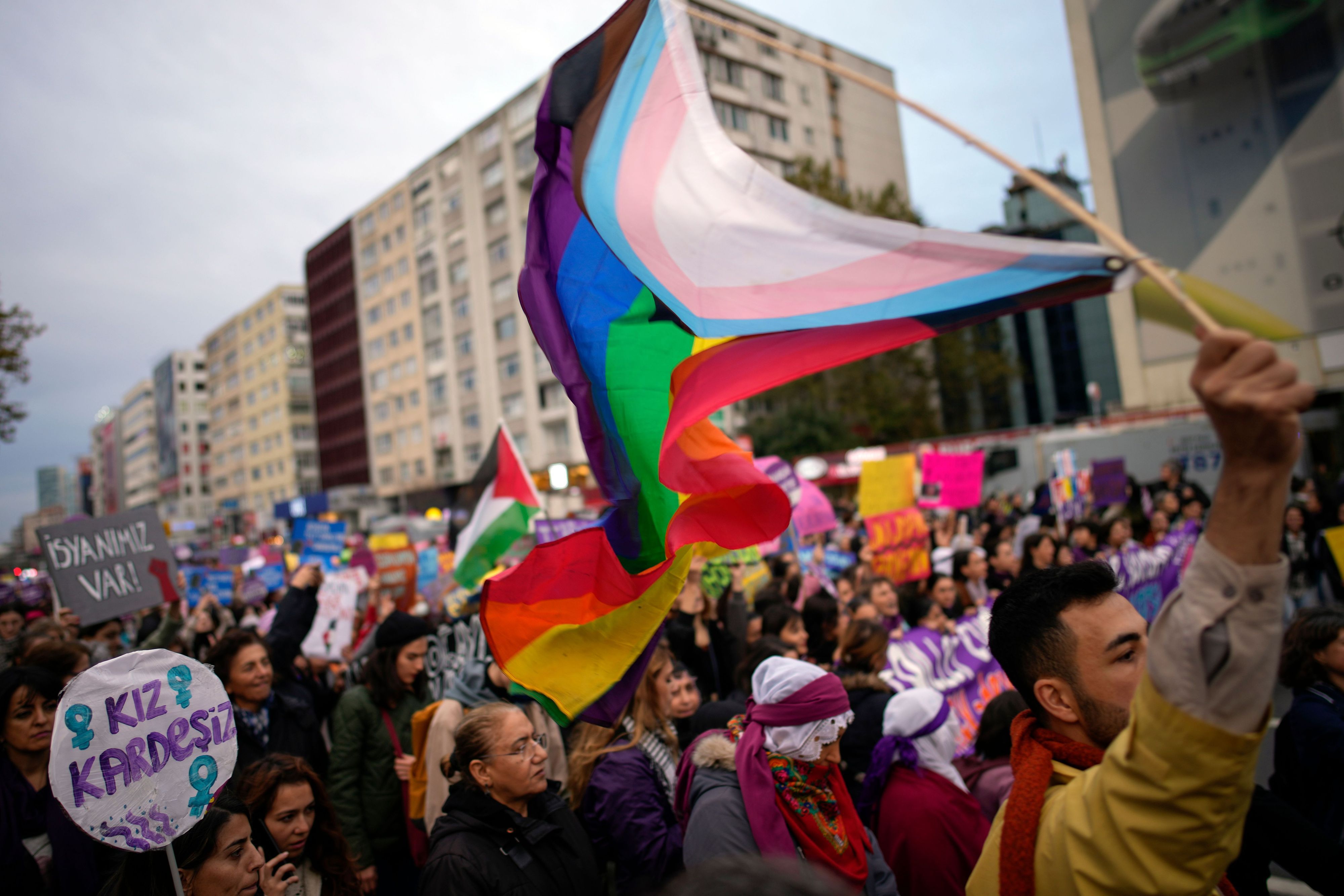 Ein Mann schwenkt eine LGBT+-Fahne, während er an einer Kundgebung anlässlich des Internationalen Tages gegen Gewalt an Frauen teilnimmt. (Archvbild)