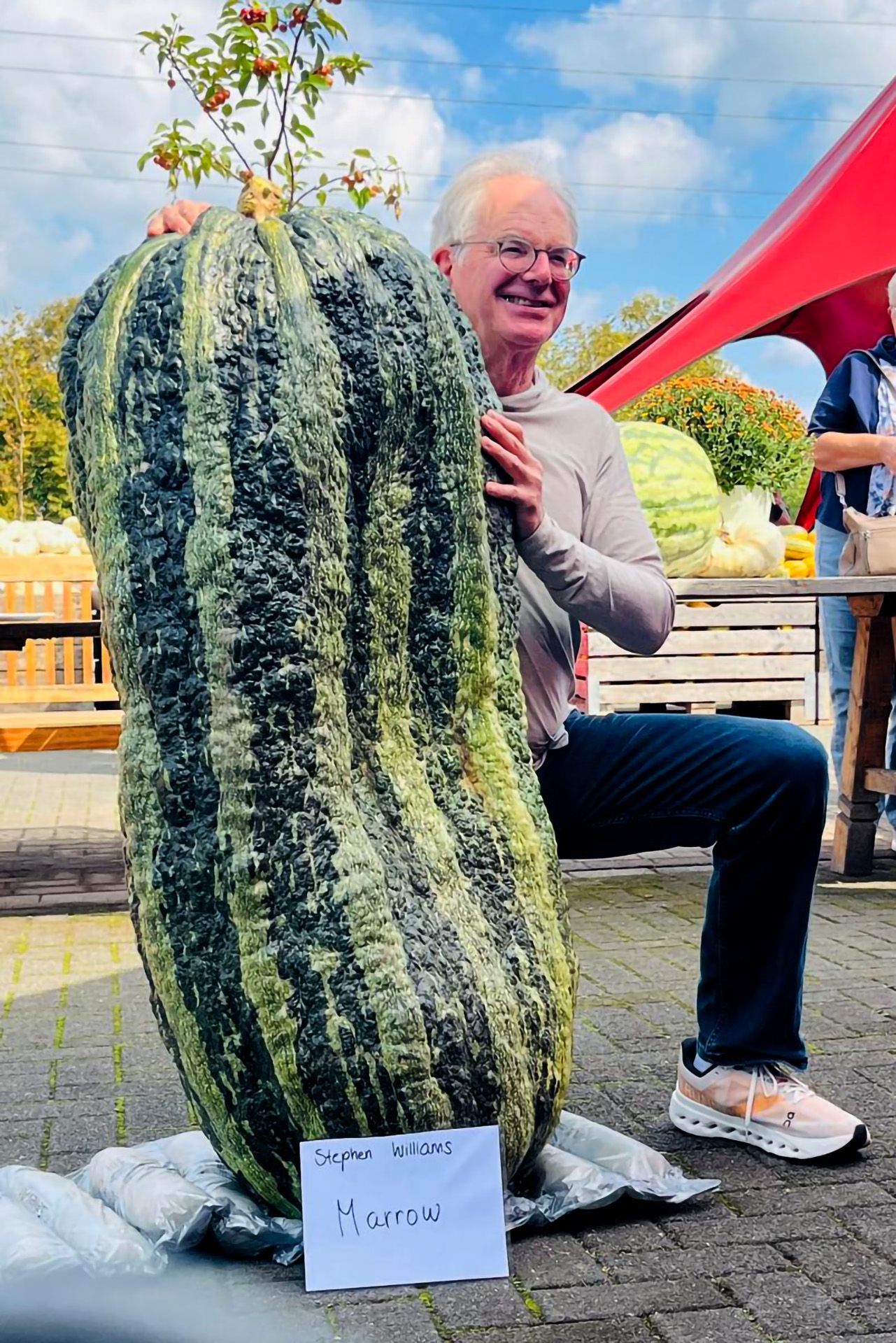 Stephen Williams aus Bonn präsentierte stolz die Marrow-Zucchini, mit der er den deutschen Rekord aus dem Vorjahr um weitere fünf Kilogramm verbesserte.