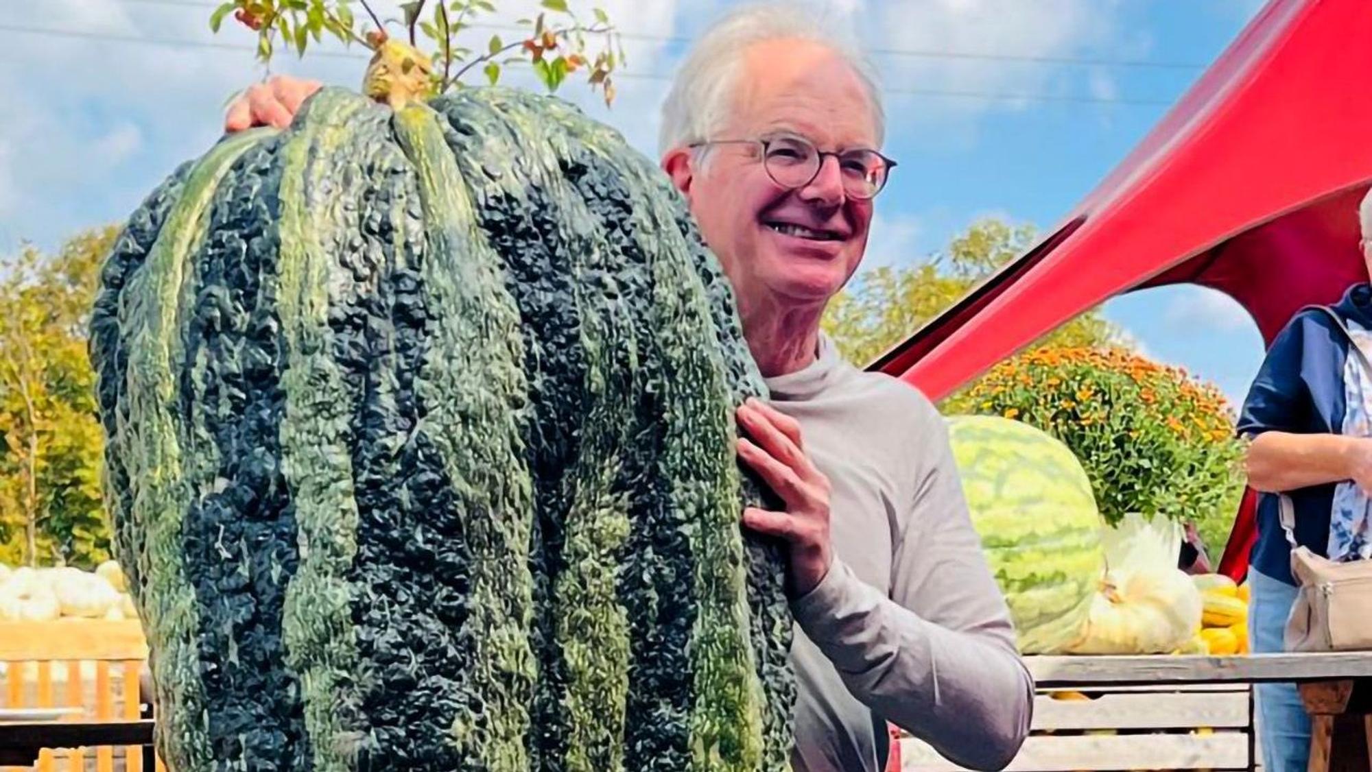 Stephen Williams aus Bonn präsentierte stolz die Marrow-Zucchini, mit der er den deutschen Rekord aus dem Vorjahr um weitere fünf Kilogramm verbesserte.