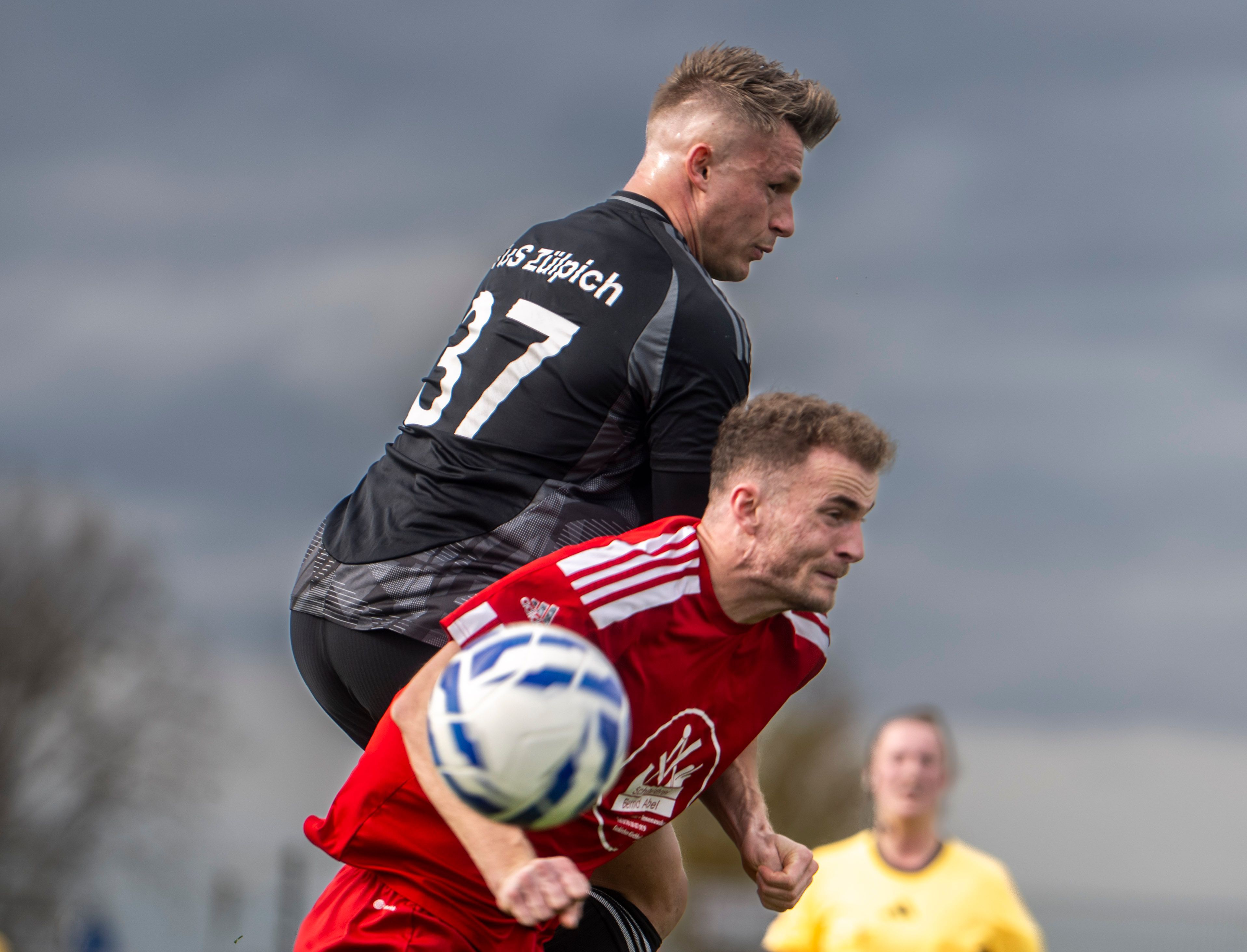 Das Bild zeigt den Zülpicher Angeifer im Luftkampf mit einem Gegenspieler.