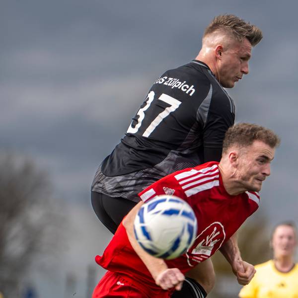 Das Bild zeigt den Zülpicher Angeifer im Luftkampf mit einem Gegenspieler.