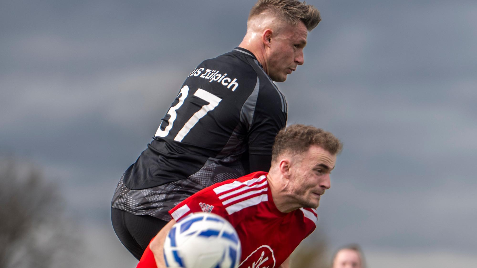 Das Bild zeigt den Zülpicher Angeifer im Luftkampf mit einem Gegenspieler.