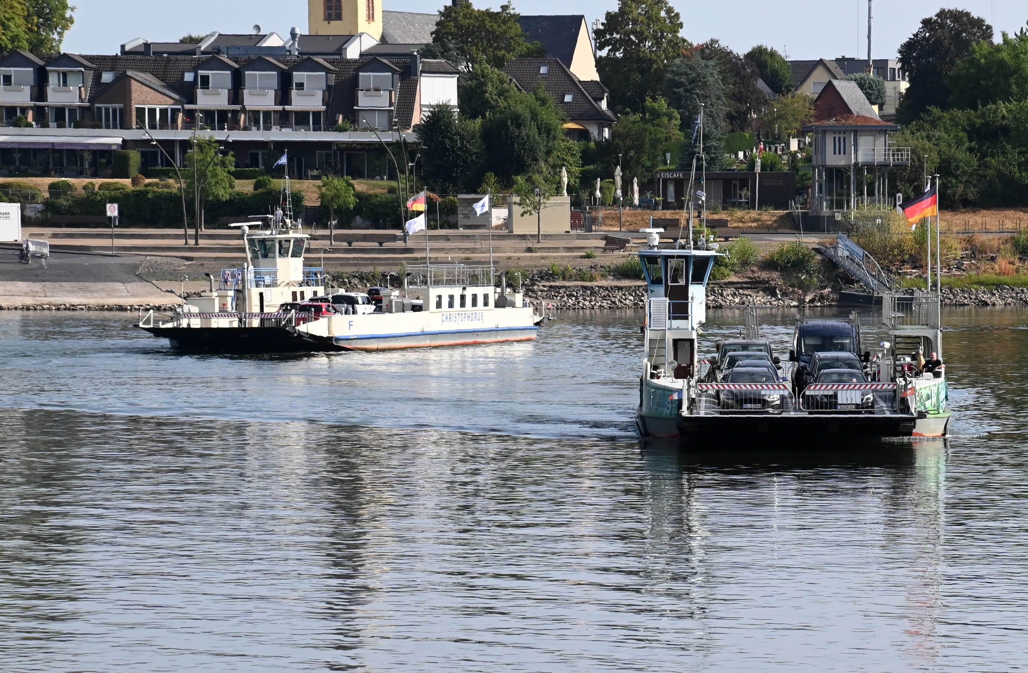Zwei Fähren begegnen sich auf dem Rhein.