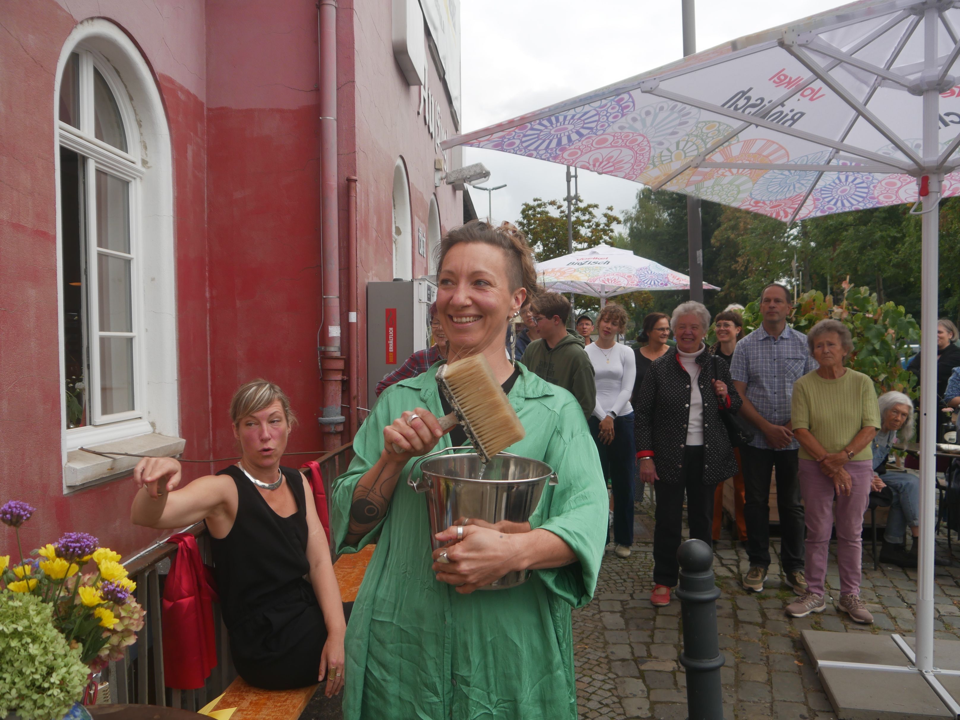 Sarah Jung, Betreiberin des Stations-Cafés, verteilte großzügig bei der Taufe der STATION.