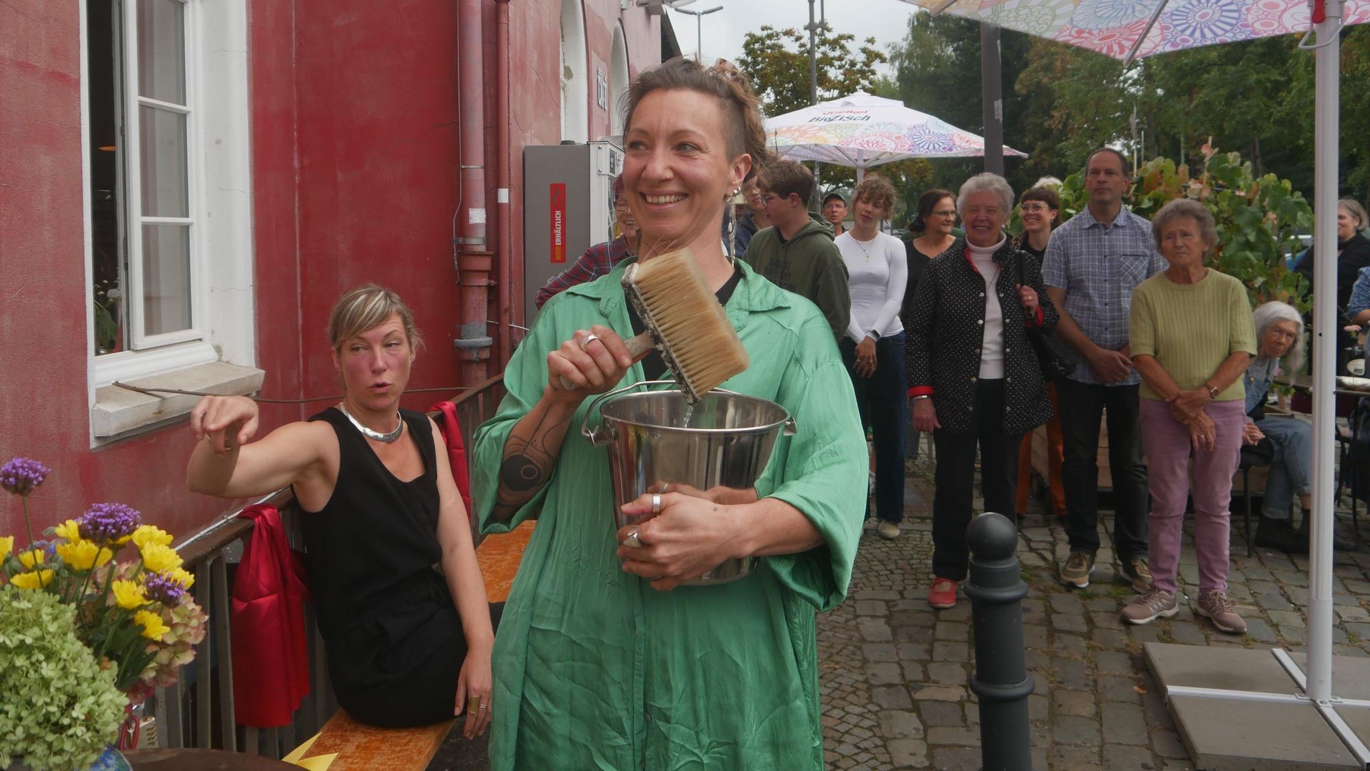 Sarah Jung, Betreiberin des Stations-Cafés, verteilte großzügig bei der Taufe der STATION.