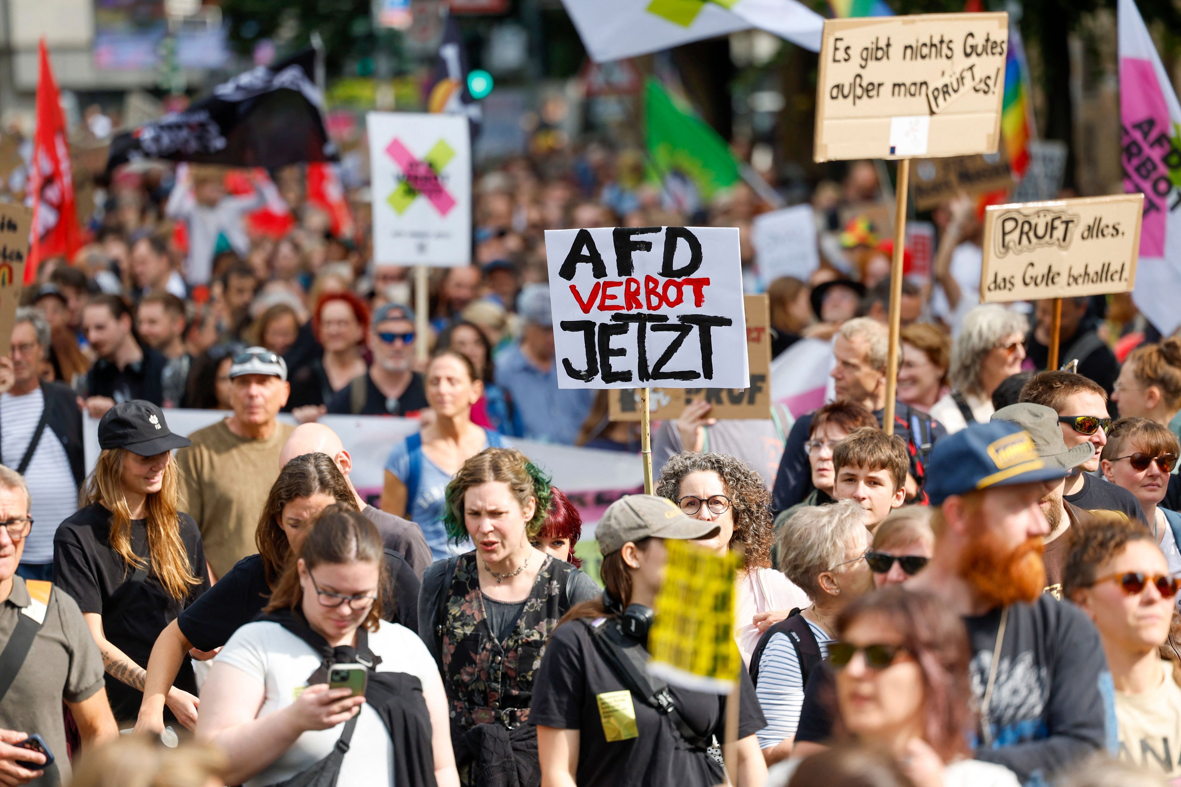 Menschen nehmen an einer Demonstration unter dem Motto "Kein Schritt zurück! Gegen AfD und rechte Hetze!" in der Innenstadt teil.