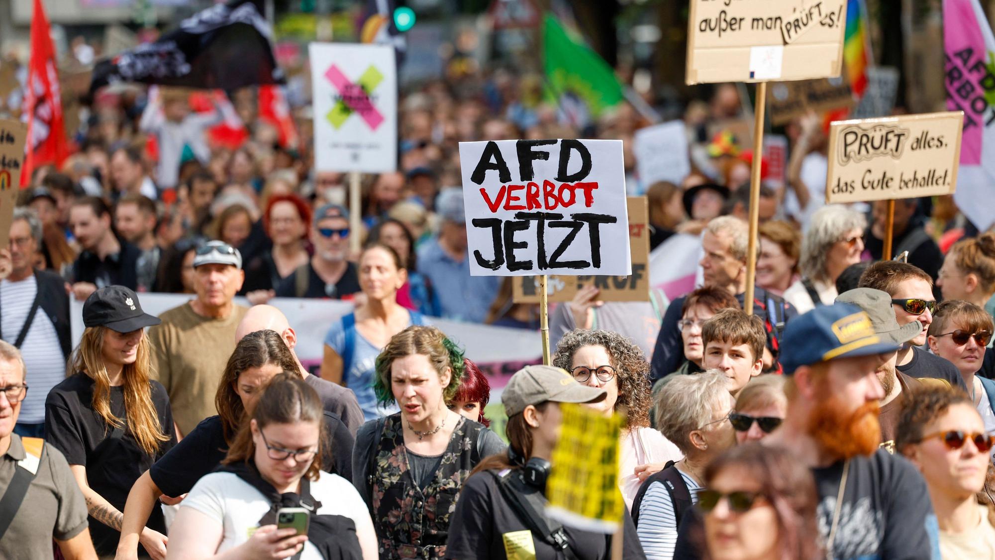 Menschen nehmen an einer Demonstration unter dem Motto "Kein Schritt zurück! Gegen AfD und rechte Hetze!" in der Innenstadt teil.