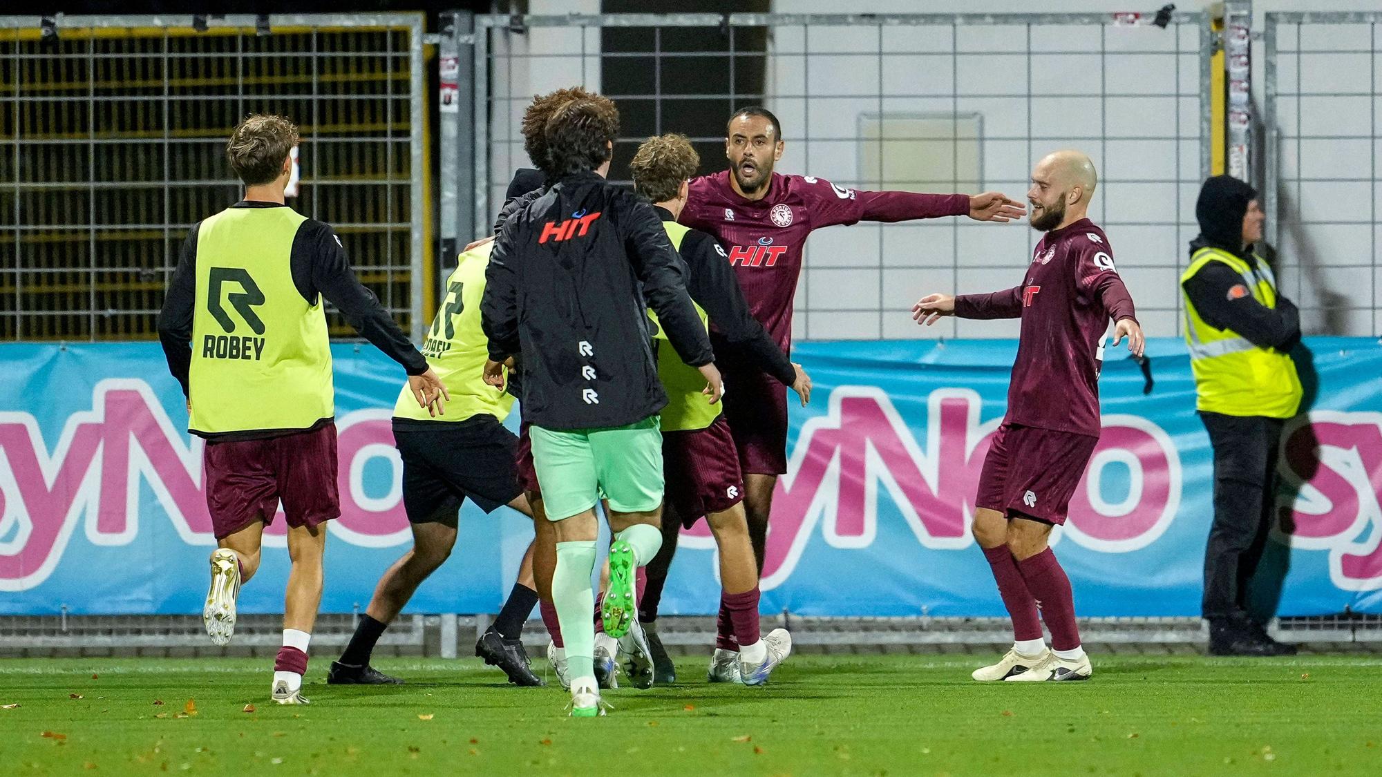 Große Jubeltraube bei Fortuna Köln: In letzter Minute gelingt noch der Ausgleich.