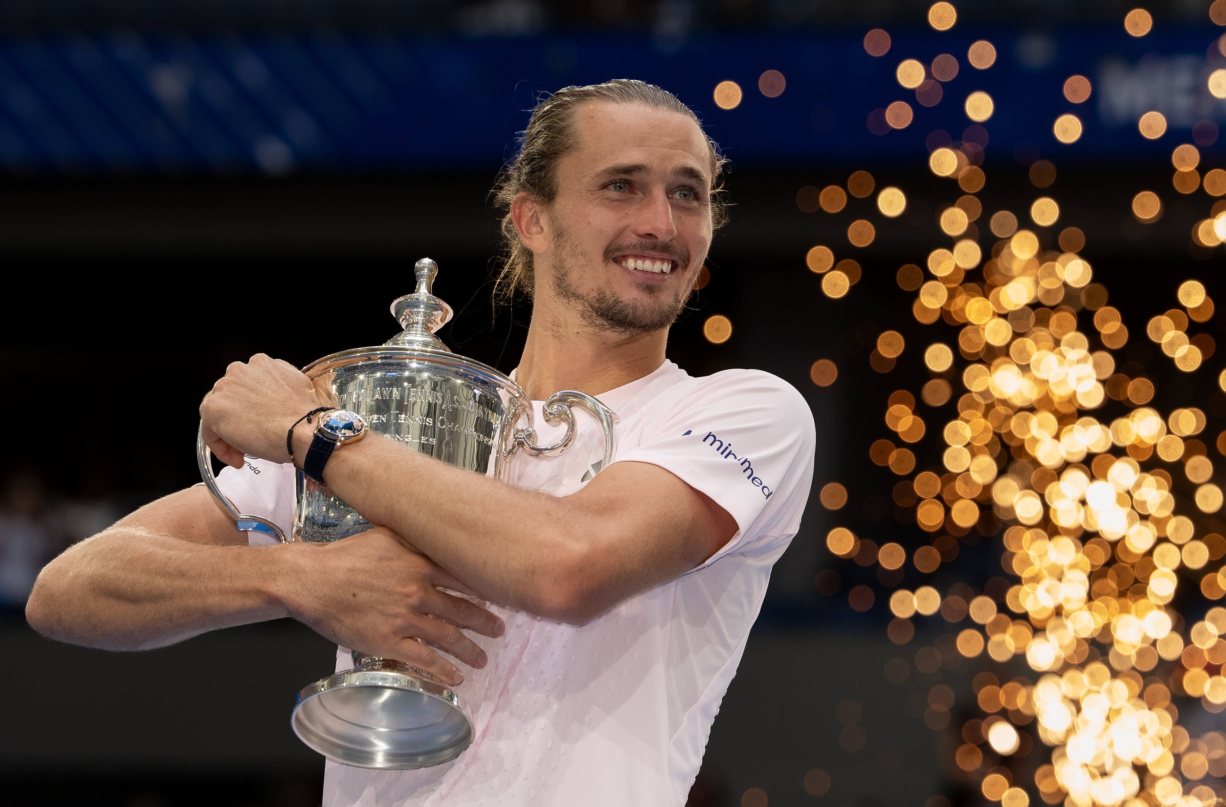 Alexander Zverev hat den Pokal – und will ihn nicht mehr hergeben.