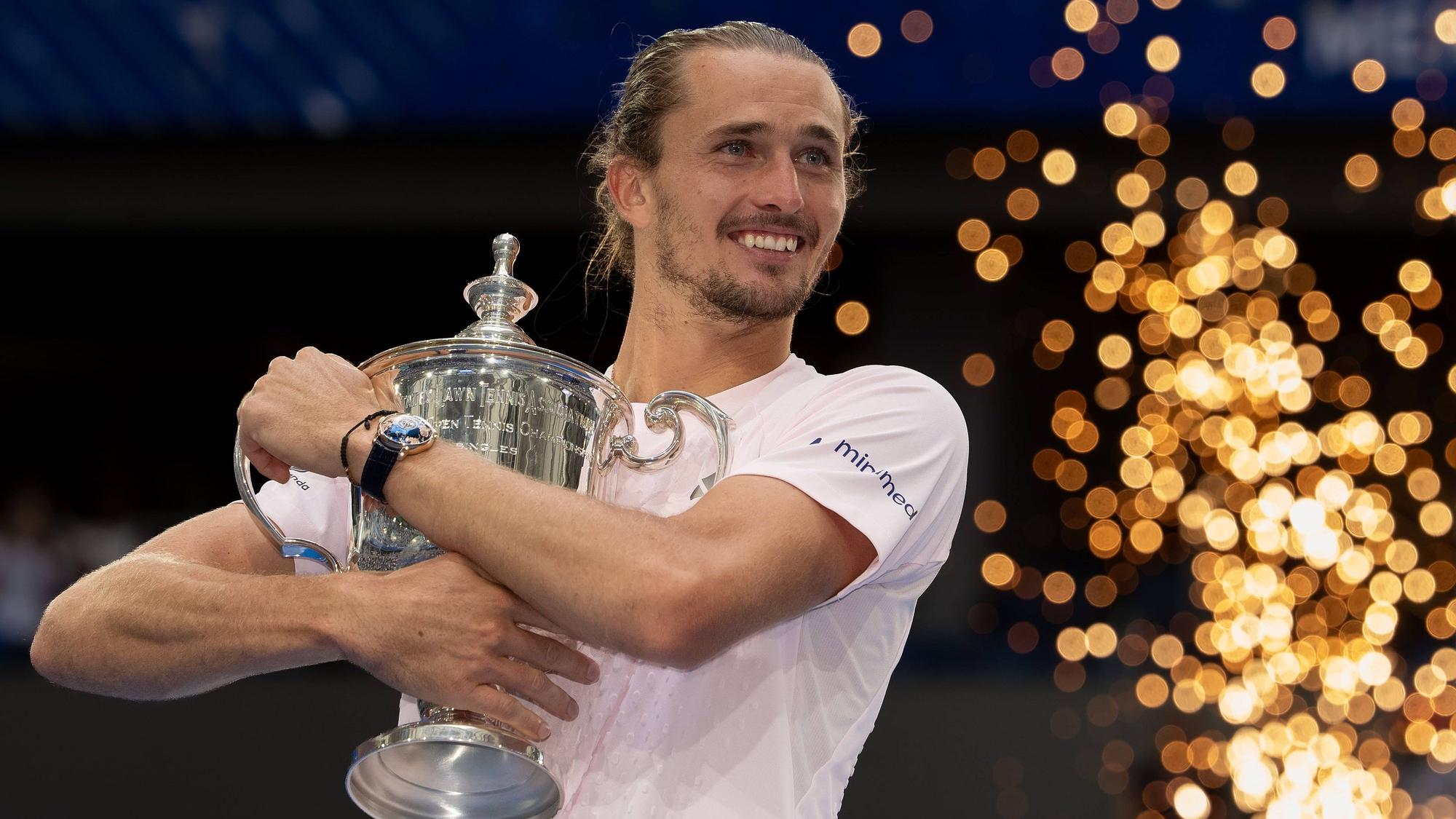 Alexander Zverev hat den Pokal – und will ihn nicht mehr hergeben.