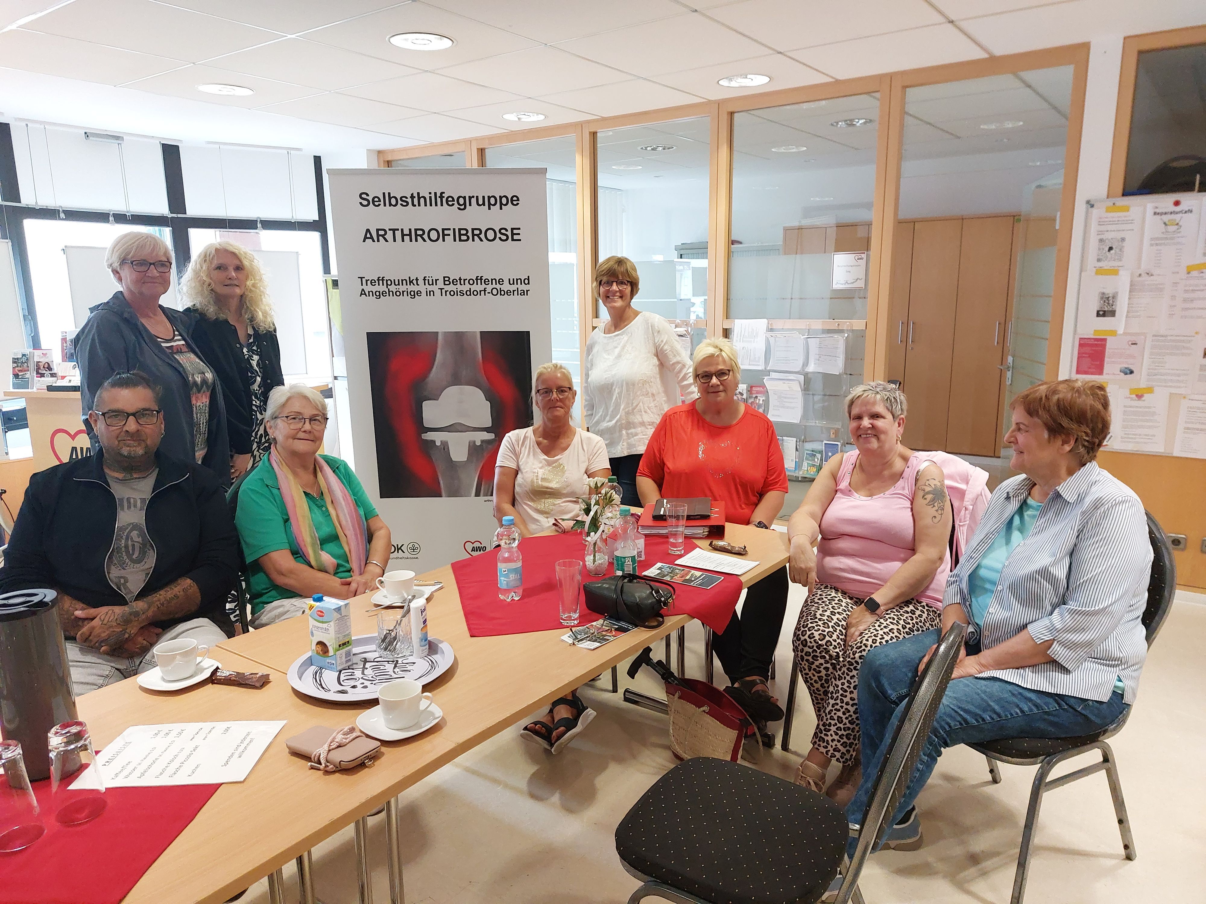 In den Räumen der Arbeiterwohlfahrt Oberlar treffen sich die Mitglieder der Selbsthilfegruppe Arthrofibrose.