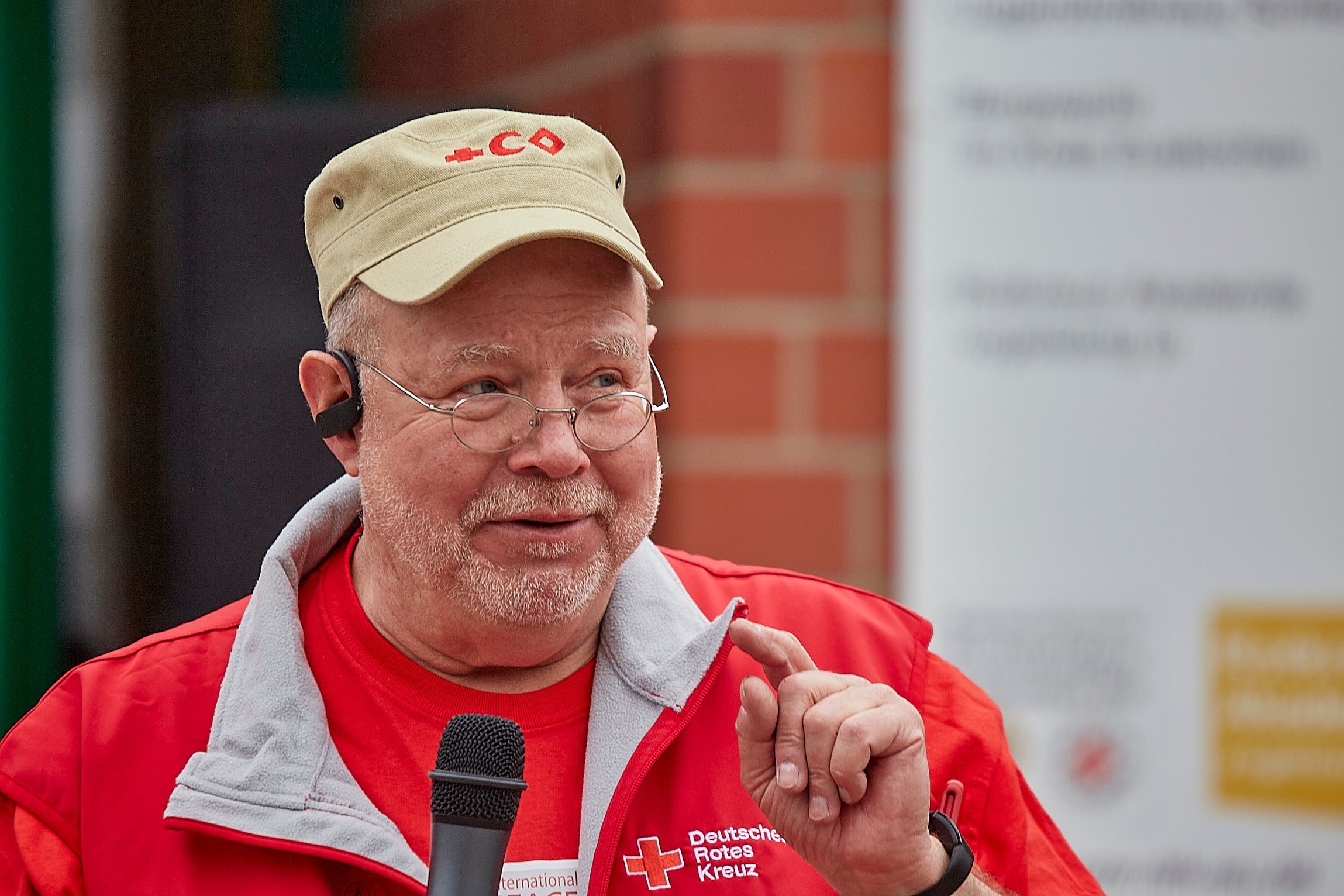 Das Porträt zeigt Rolf Zimmermann vor der DRK-Akademie in Vogelsang.